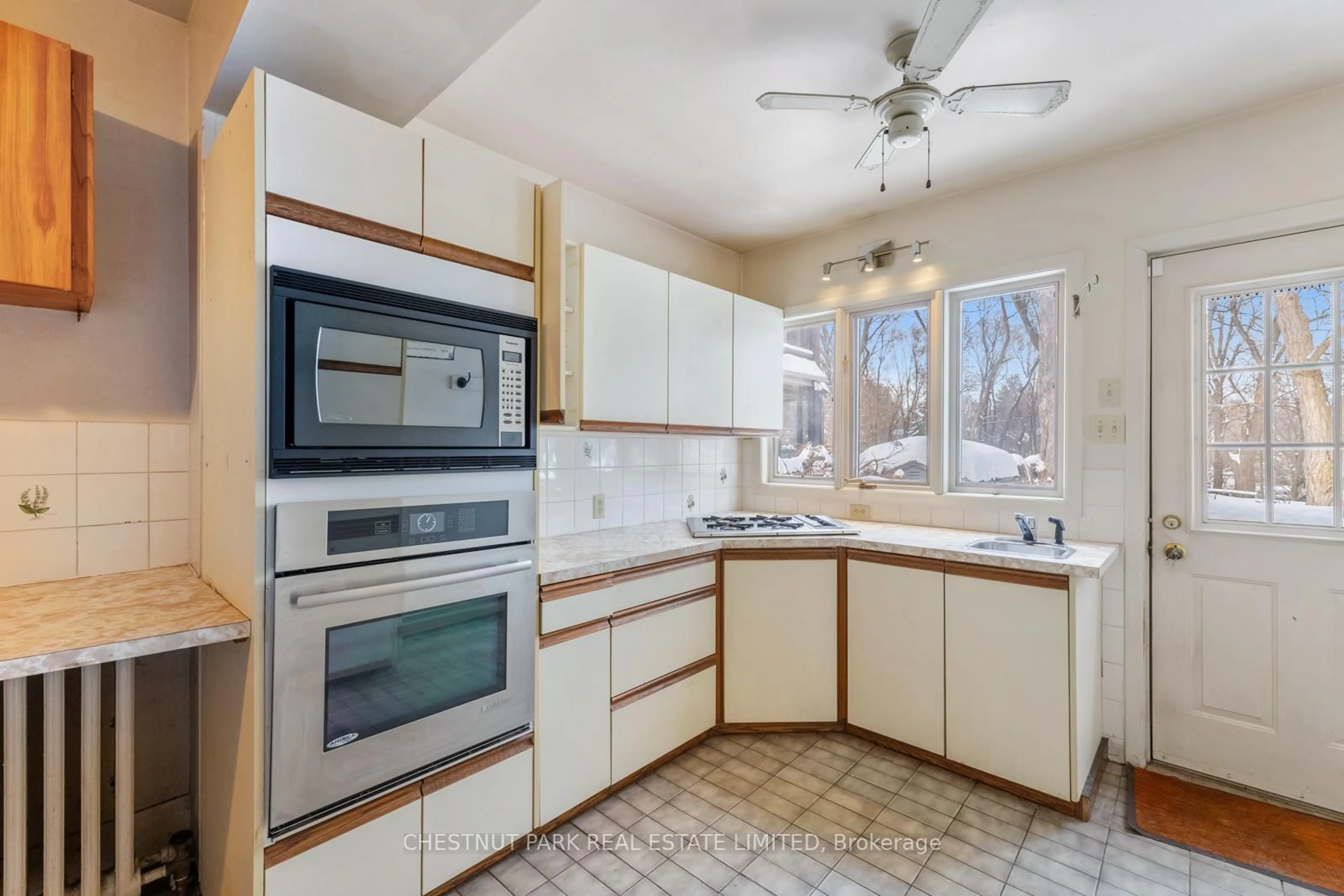Standard kitchen, unknown for 12 Glenview Ave, Toronto Ontario M4R 1P6