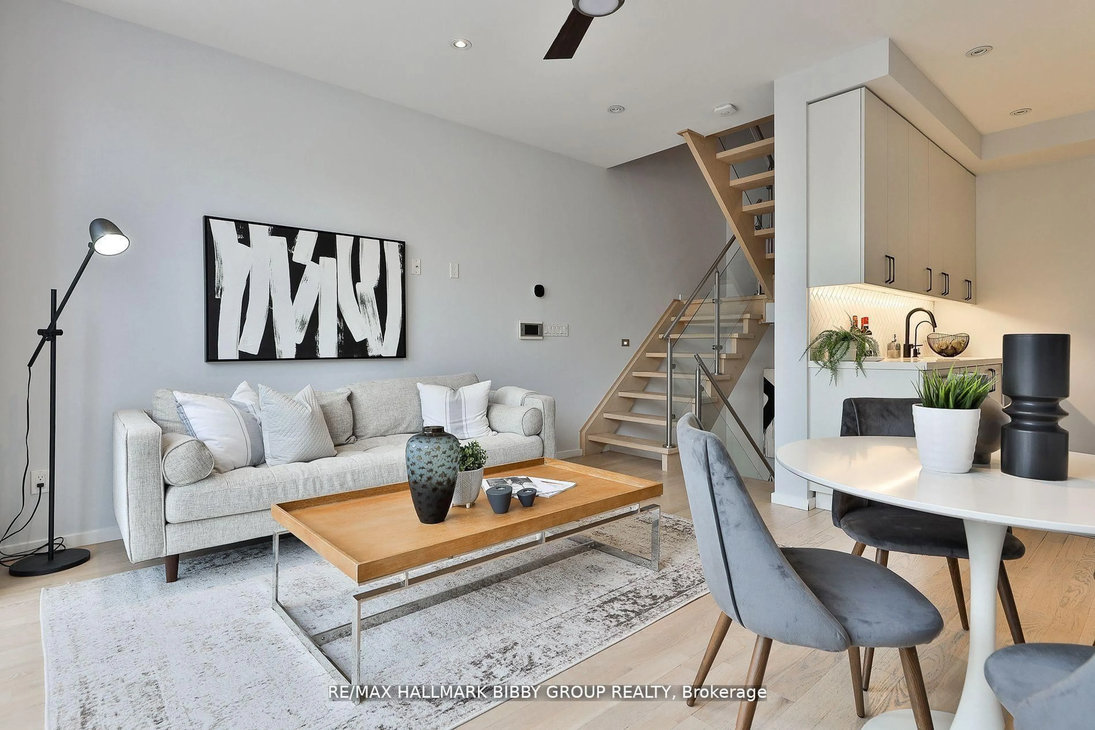 Living room with furniture, unknown for 126 Spadina Rd #4, Toronto Ontario M5R 2T8