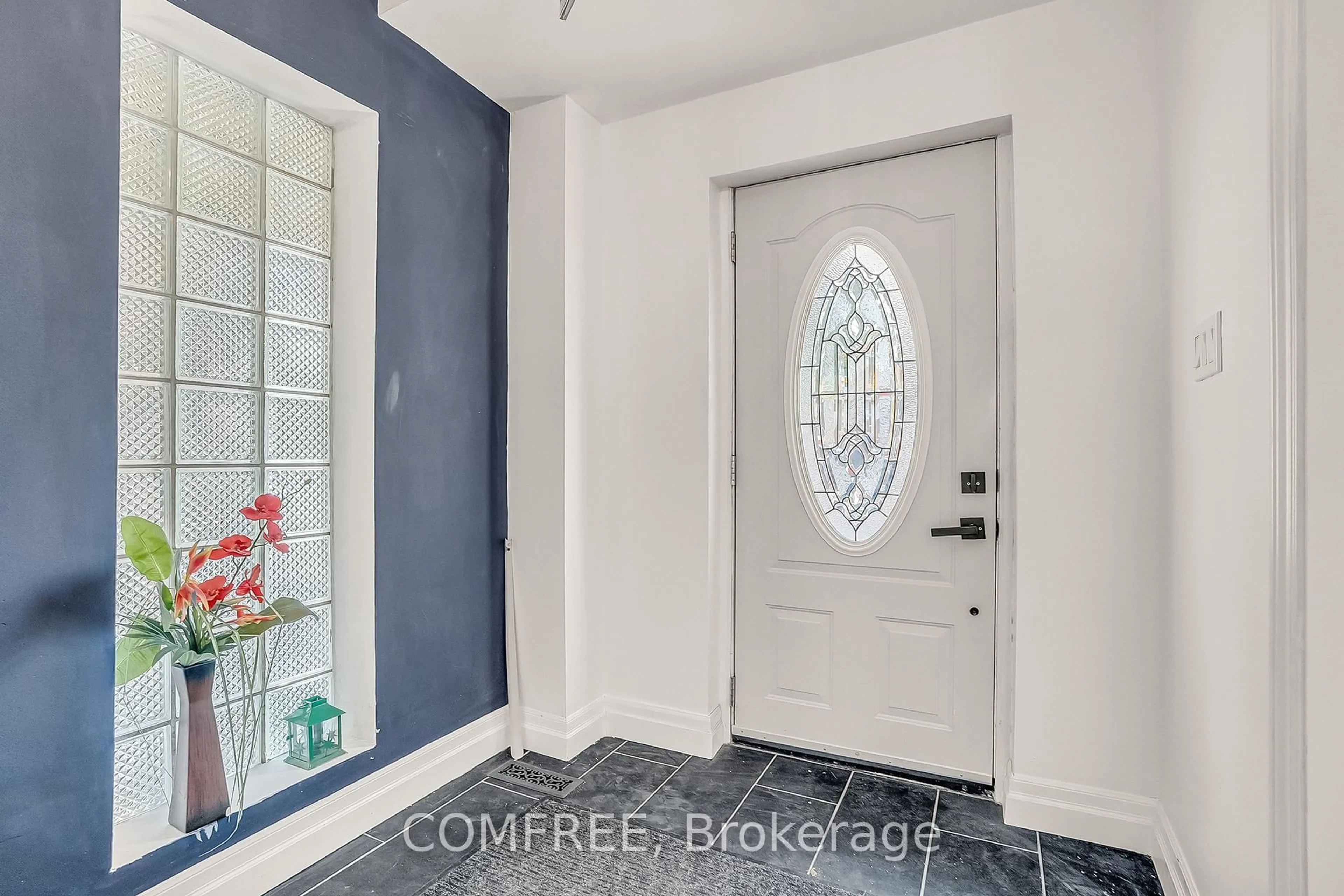 Indoor entryway for 759 Eglinton Ave, Toronto Ontario M4G 2K8