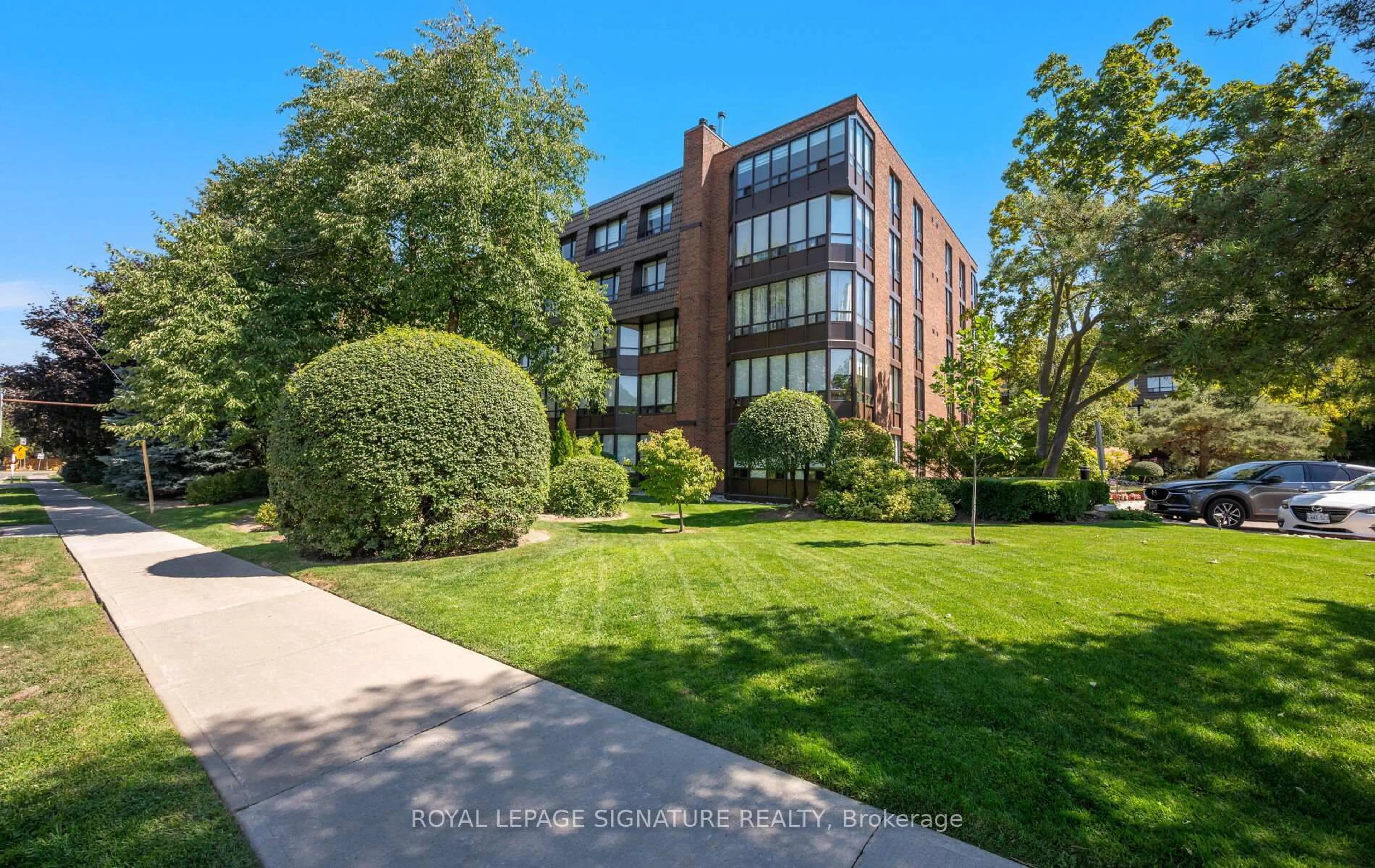 A pic from outside/outdoor area/front of a property/back of a property/a pic from drone, building for 255 The Donway #115, Toronto Ontario M3B 3M3