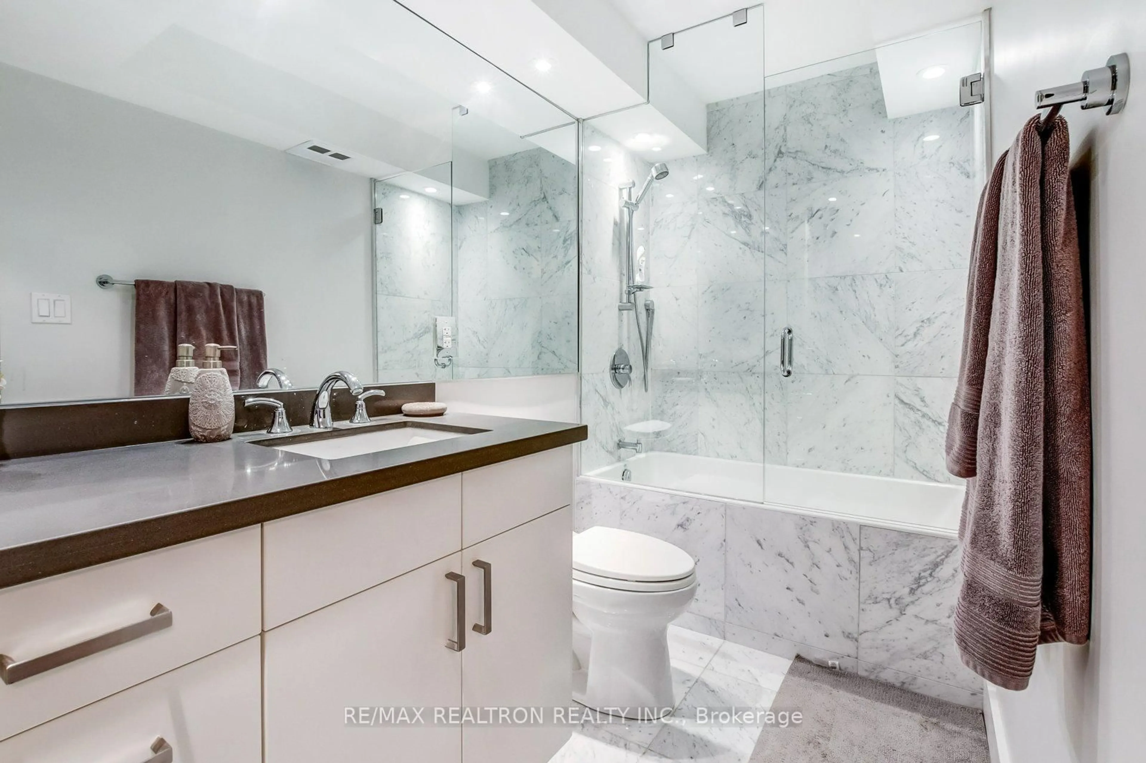 Contemporary bathroom, ceramic/tile floor for 80 Cumberland St #301, Toronto Ontario M5R 3V1