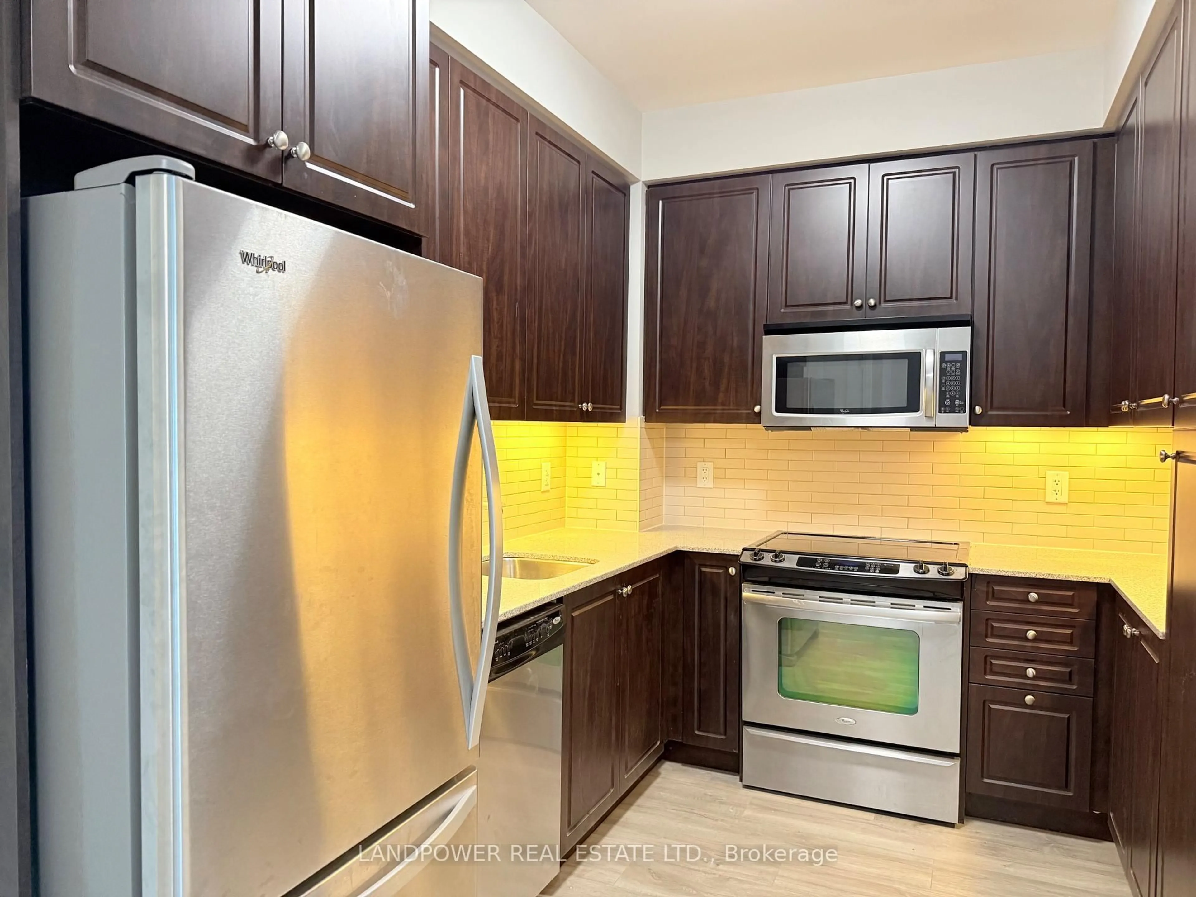 Standard kitchen, unknown for 70 Roehampton Ave #1611, Toronto Ontario M4P 1R2