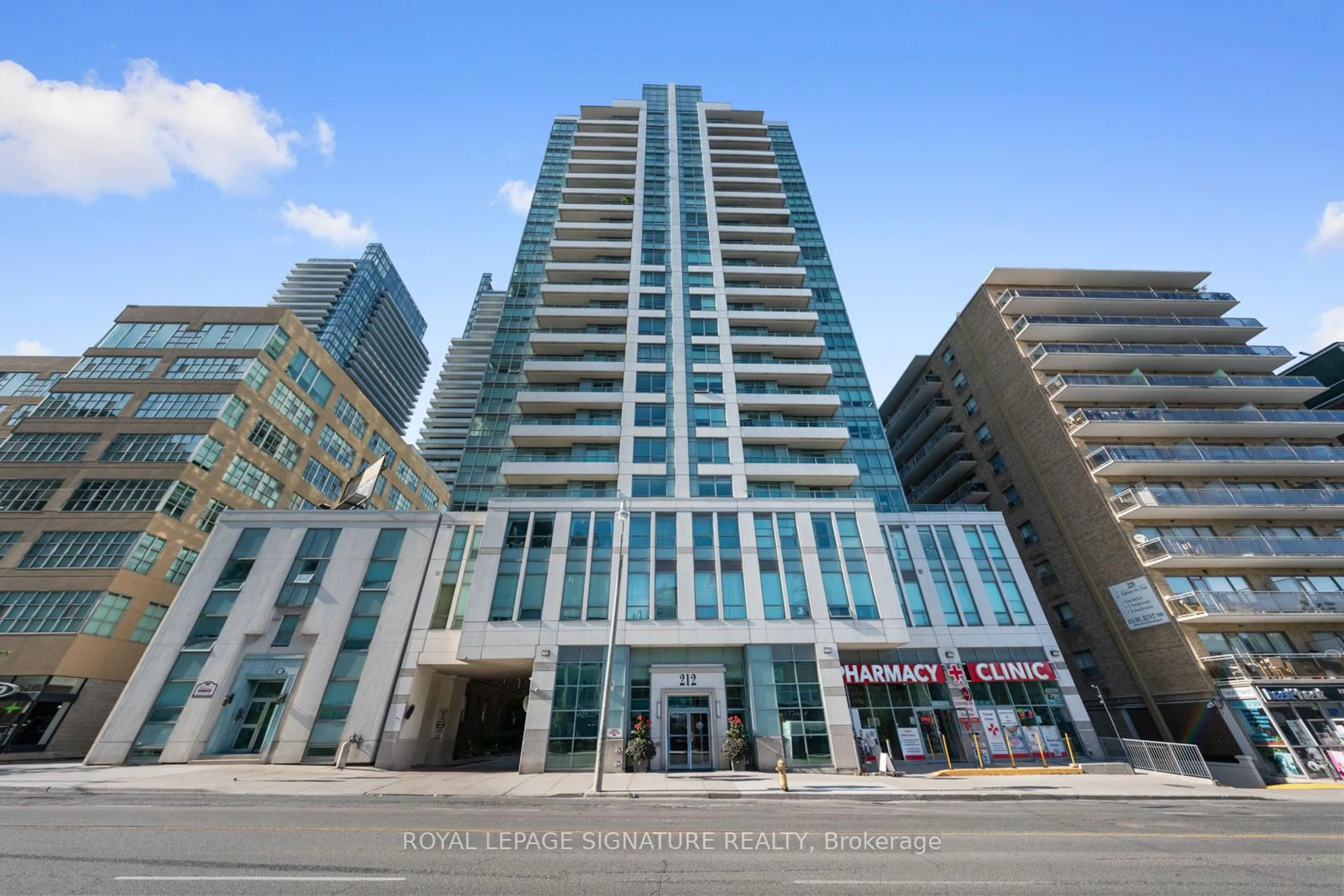 Indoor foyer for 212 Eglinton Ave #605, Toronto Ontario M4P 0A3