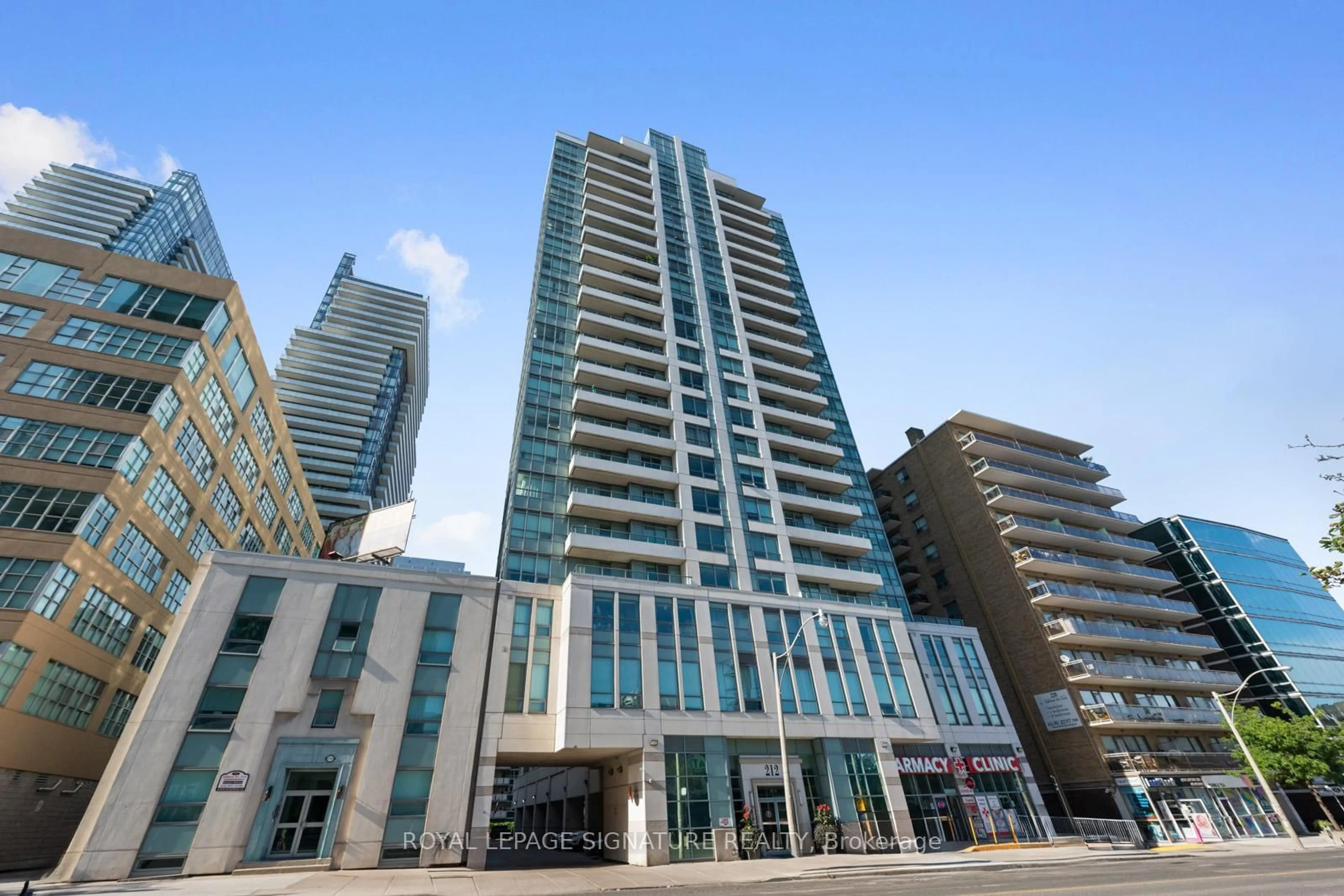 Indoor foyer for 212 Eglinton Ave #605, Toronto Ontario M4P 0A3