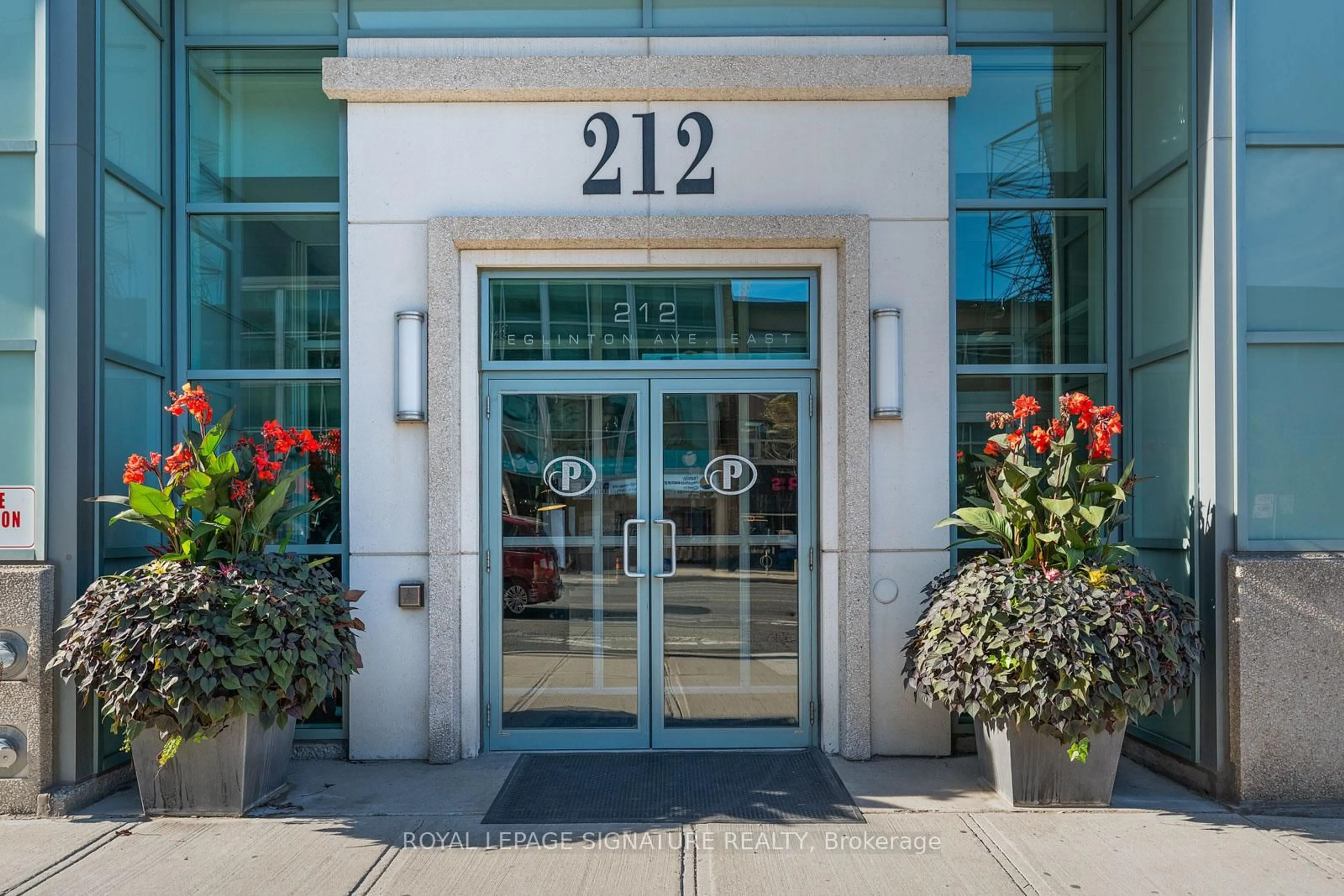 Indoor foyer for 212 Eglinton Ave #605, Toronto Ontario M4P 0A3