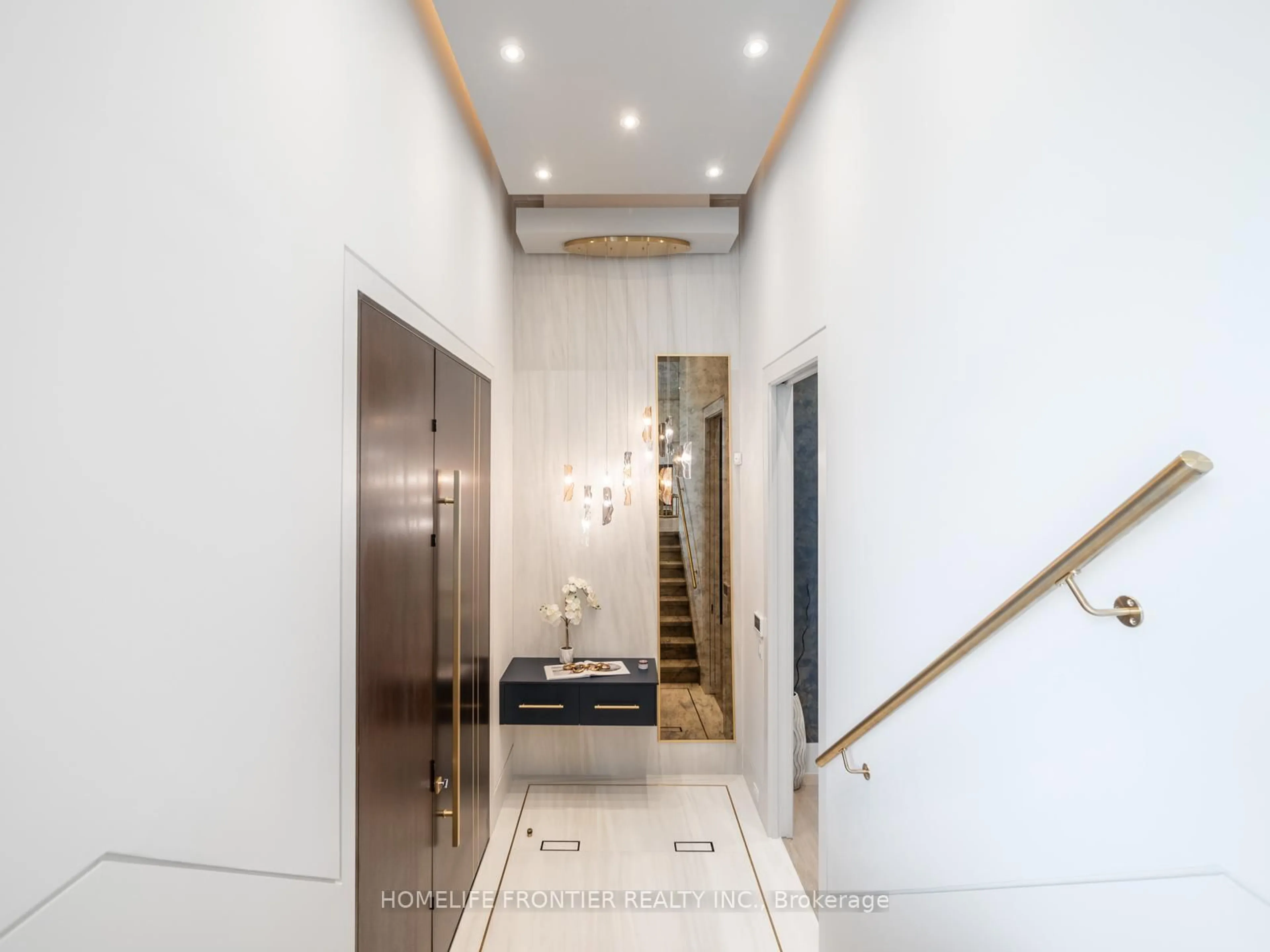 Indoor foyer for 49 Abitibi Ave, Toronto Ontario M2M 2V3