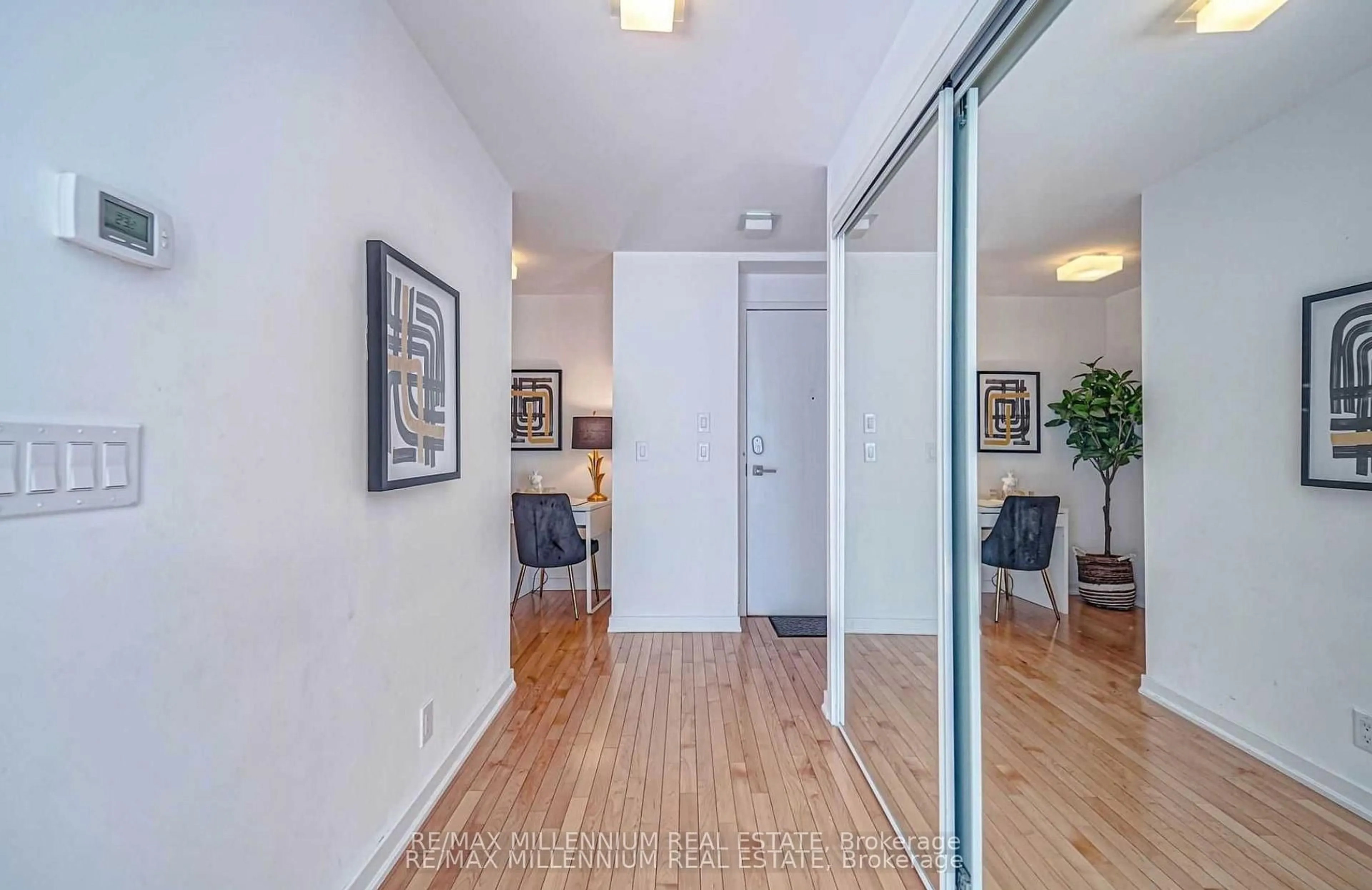 Indoor entryway for 14 York St #3612, Toronto Ontario M5J 2Z2