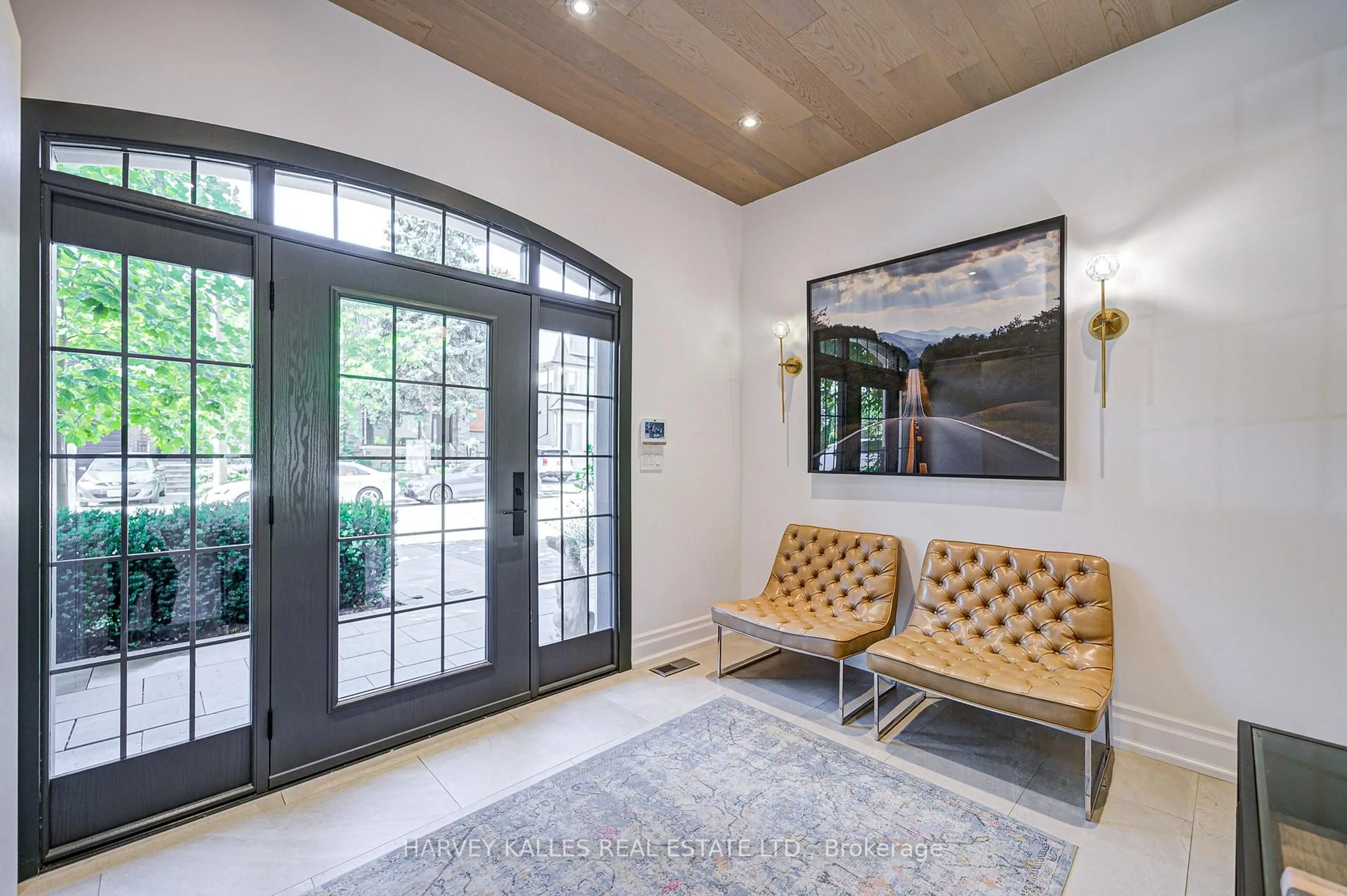 Indoor entryway for 569 Arlington Ave, Toronto Ontario M6C 3A6