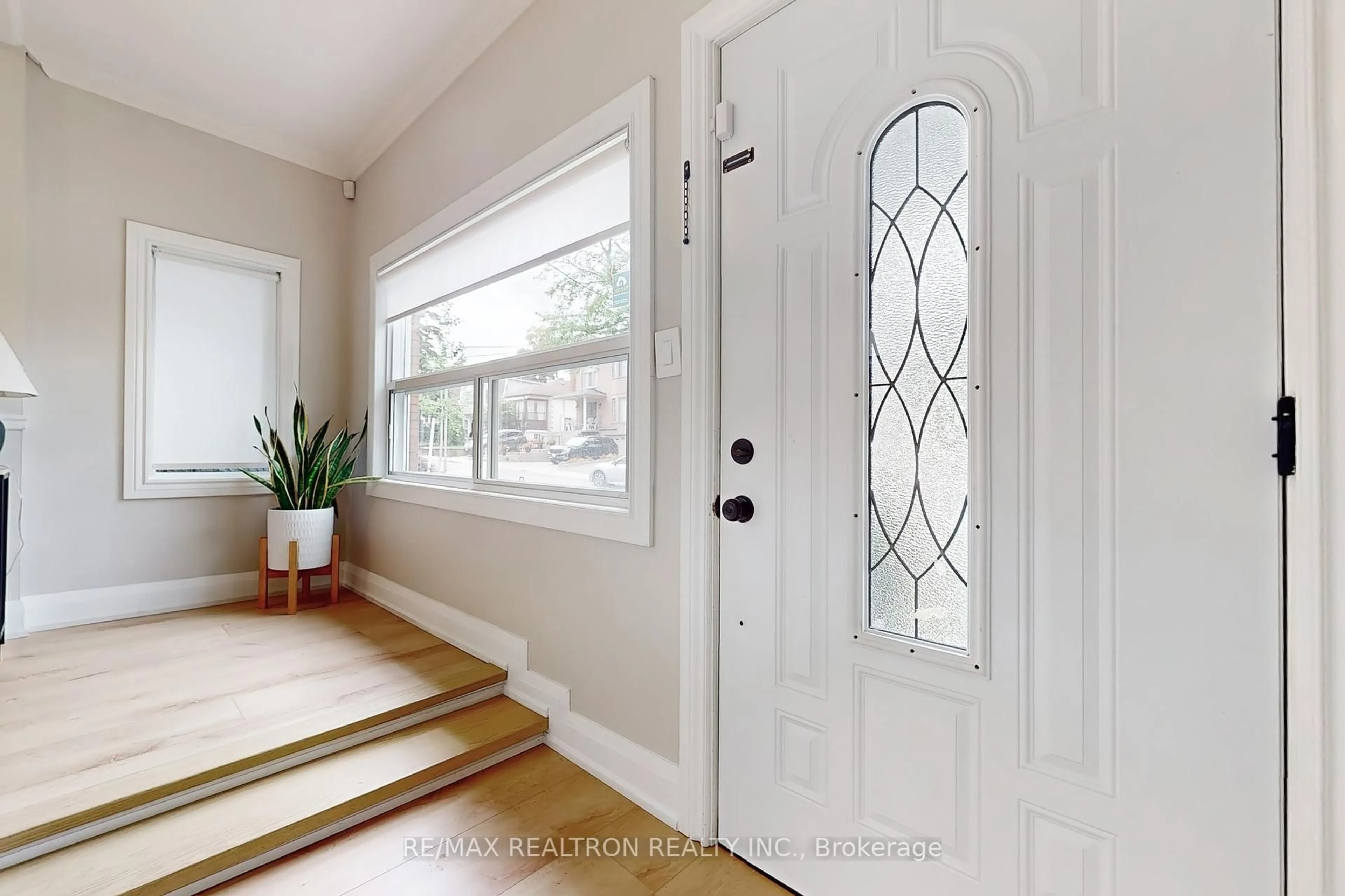 Indoor entryway for 237 Winnett Ave, Toronto Ontario M6C 3L8