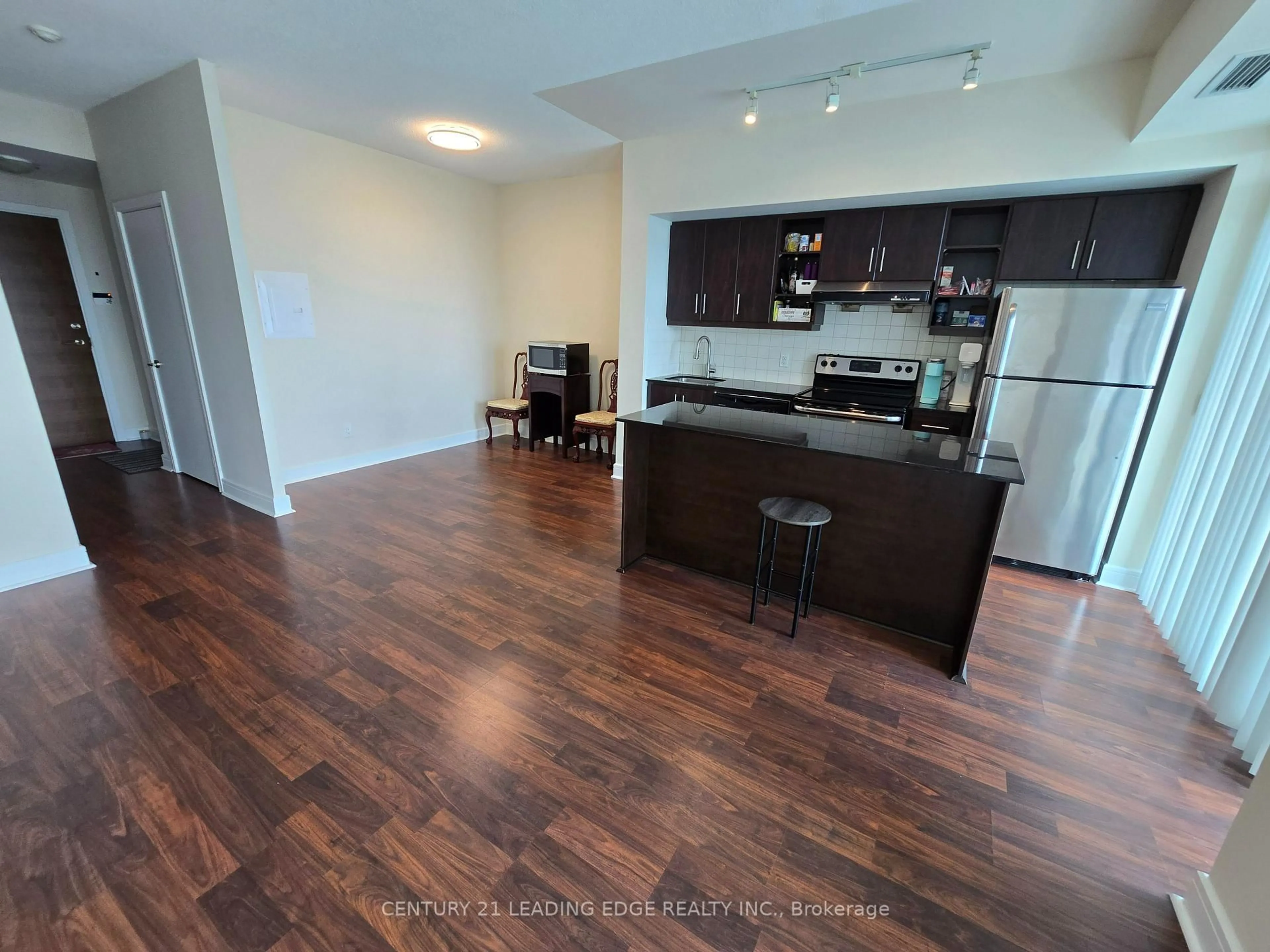 Open concept kitchen, wood/laminate floor for 35 Brian Peck Cres #914, Toronto Ontario M4G 0A5