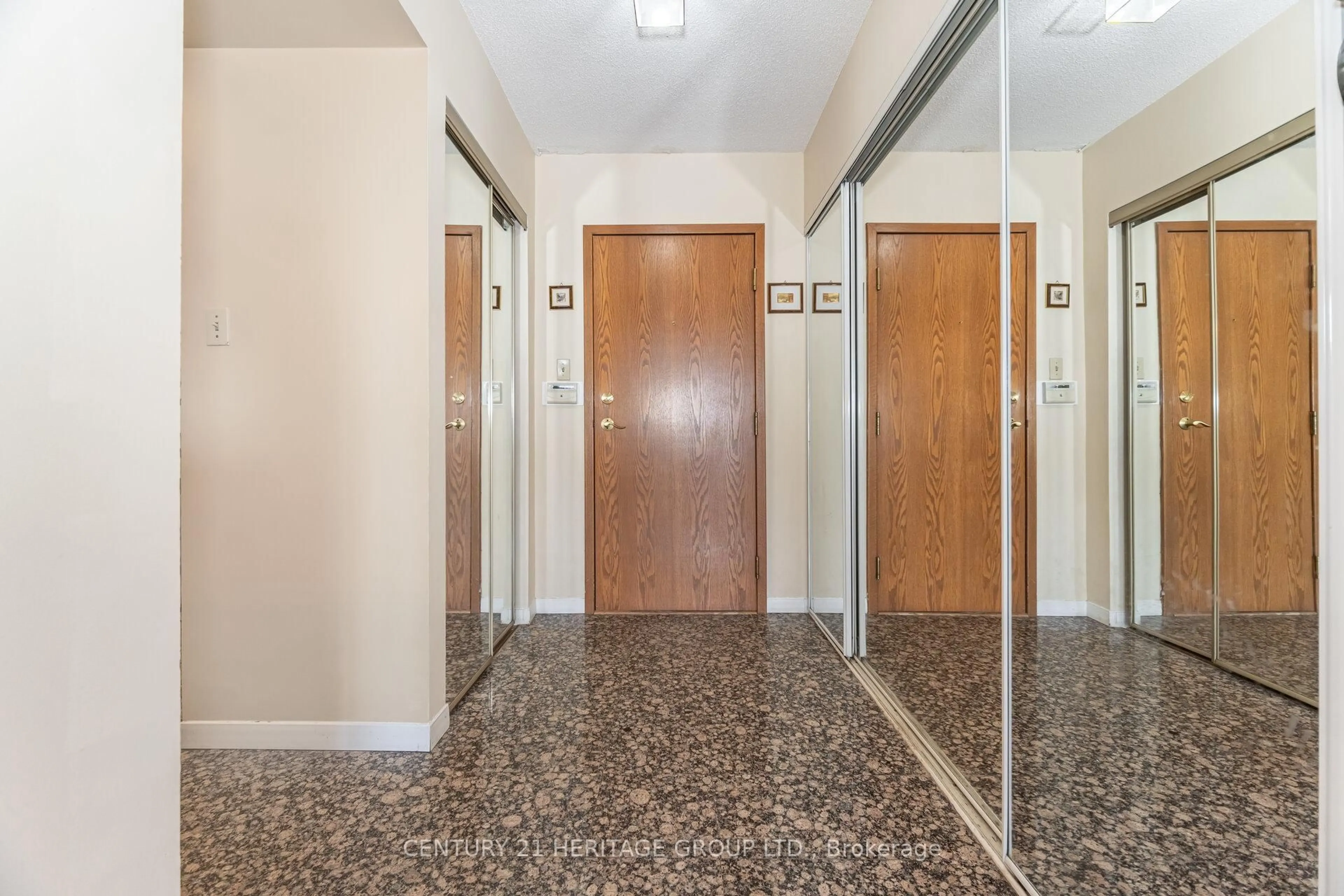 Indoor foyer for 10 Torresdale Ave #910, Toronto Ontario M2R 3V8