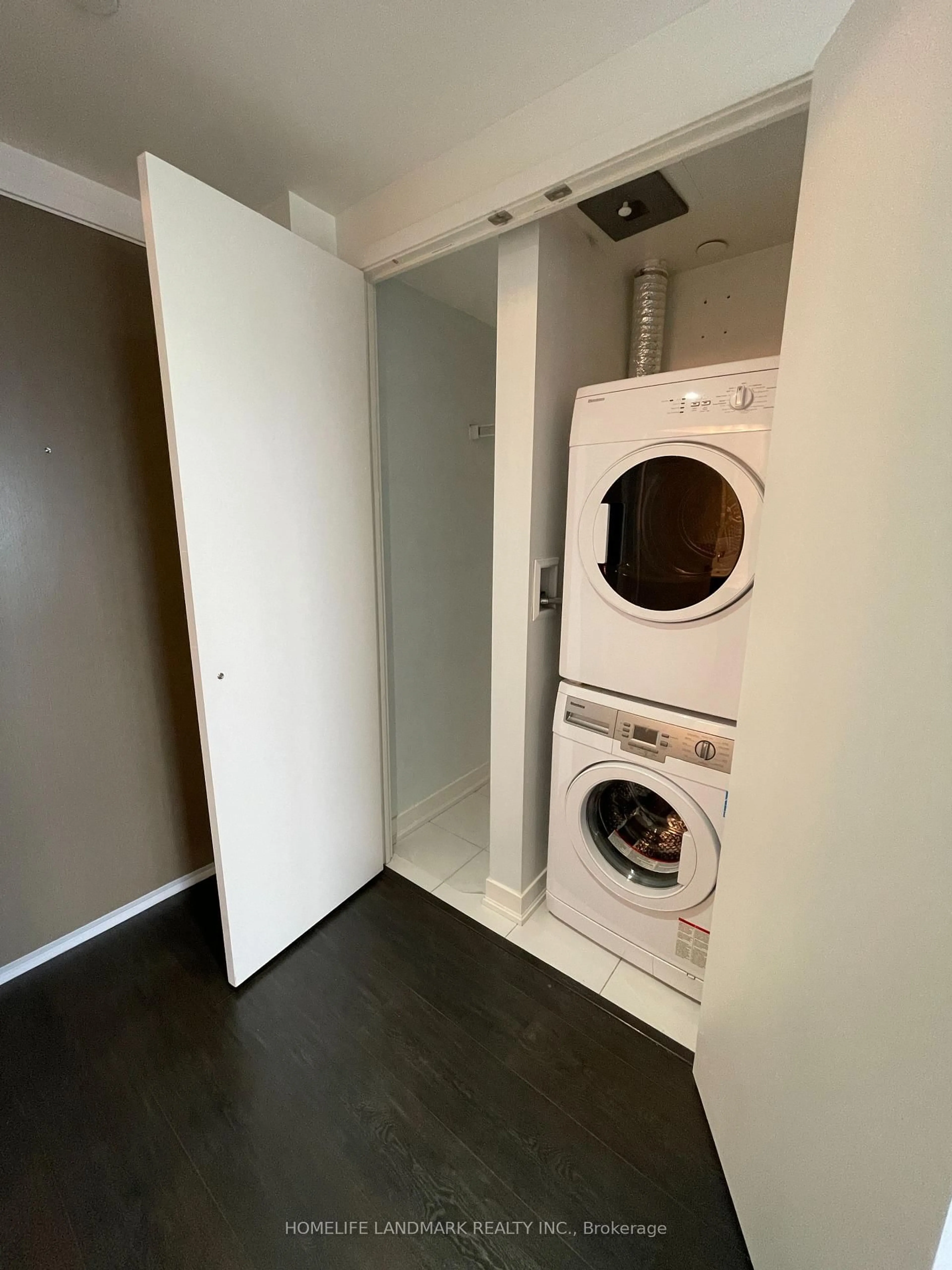 Laundry room for 100 Harbour St #4708, Toronto Ontario M5J 0B5