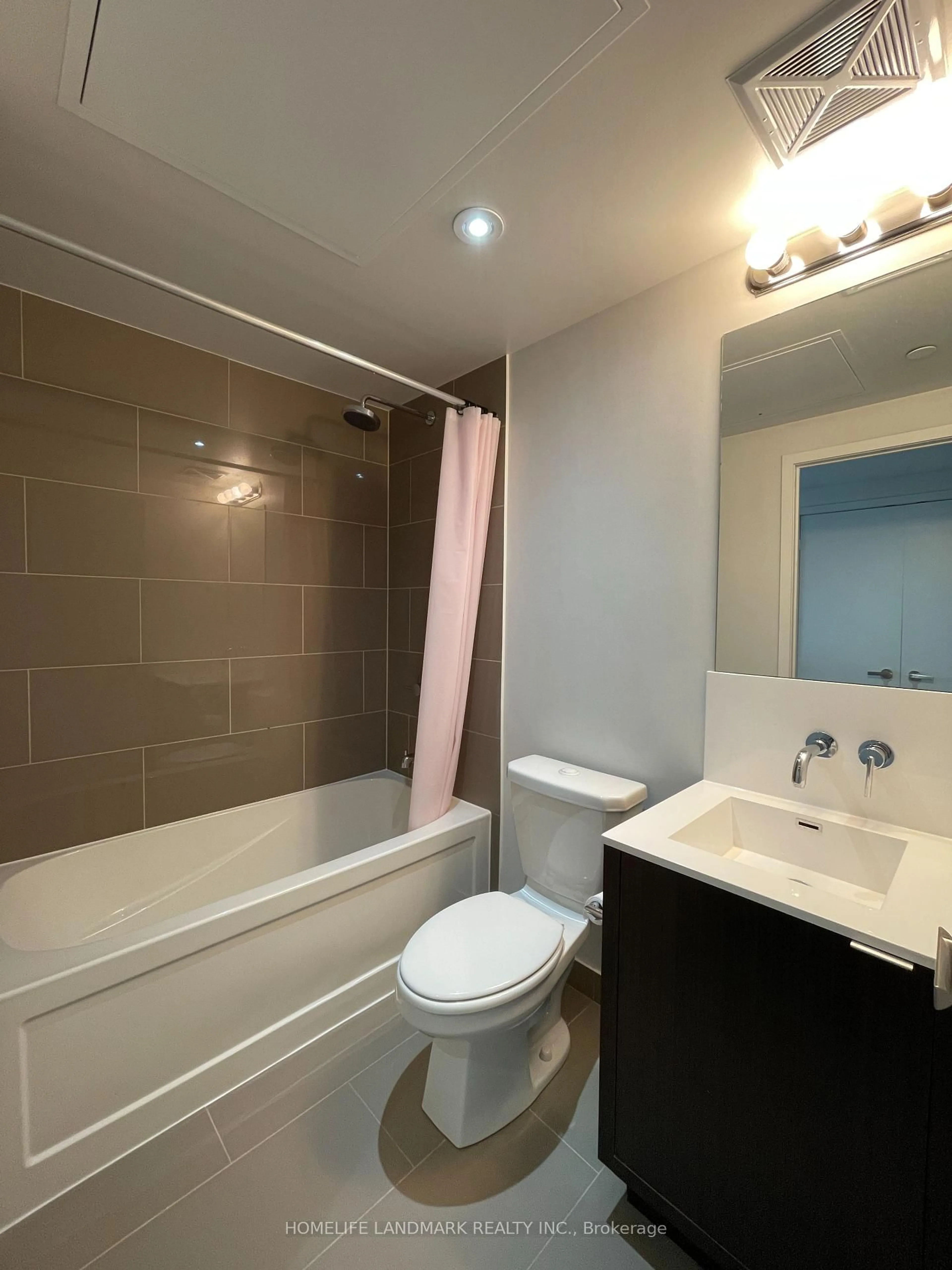 Standard bathroom, ceramic/tile floor for 100 Harbour St #4708, Toronto Ontario M5J 0B5