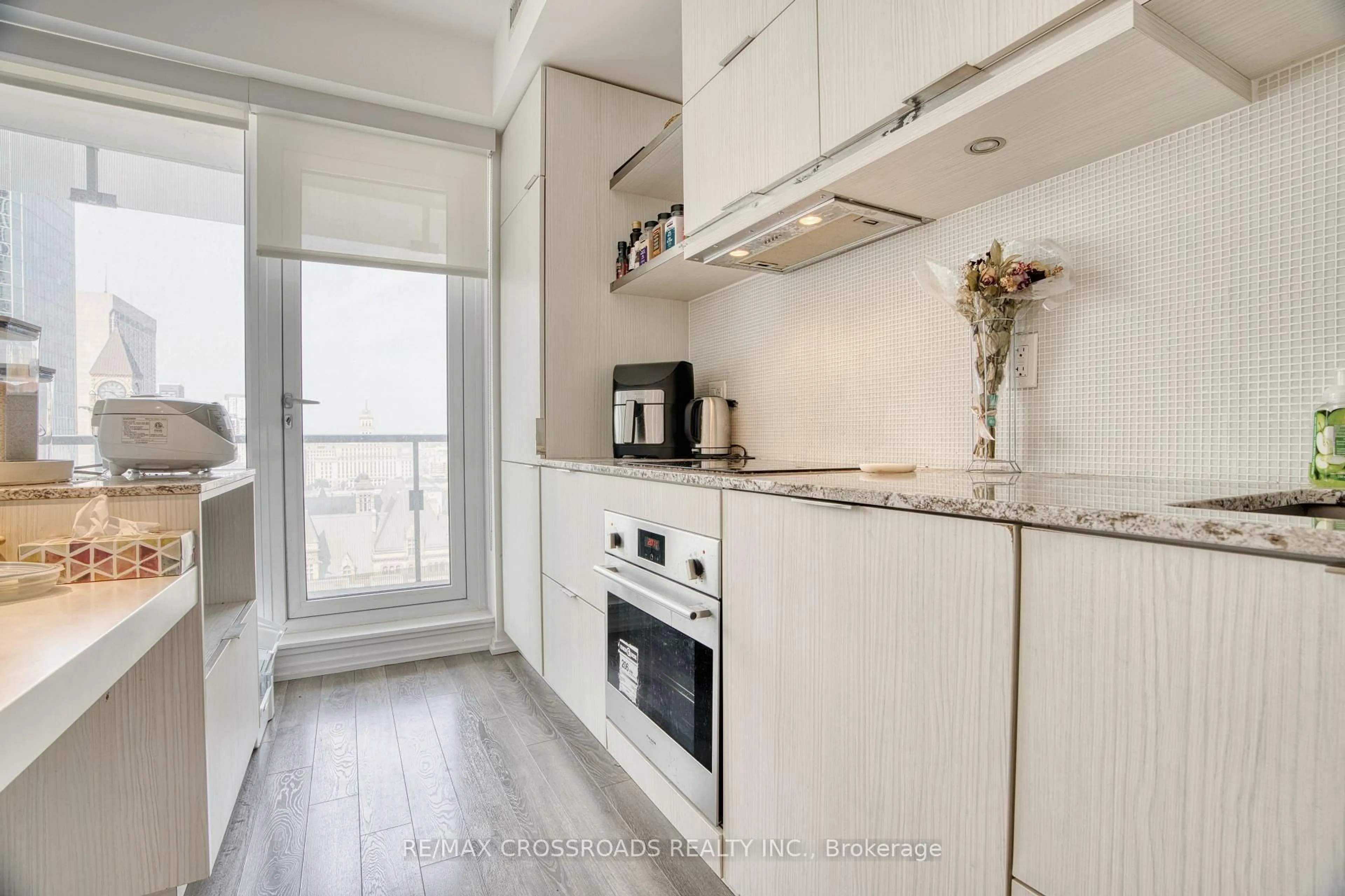 Standard kitchen, wood/laminate floor for 197 Yonge St #1510, Toronto Ontario M5B 0C1