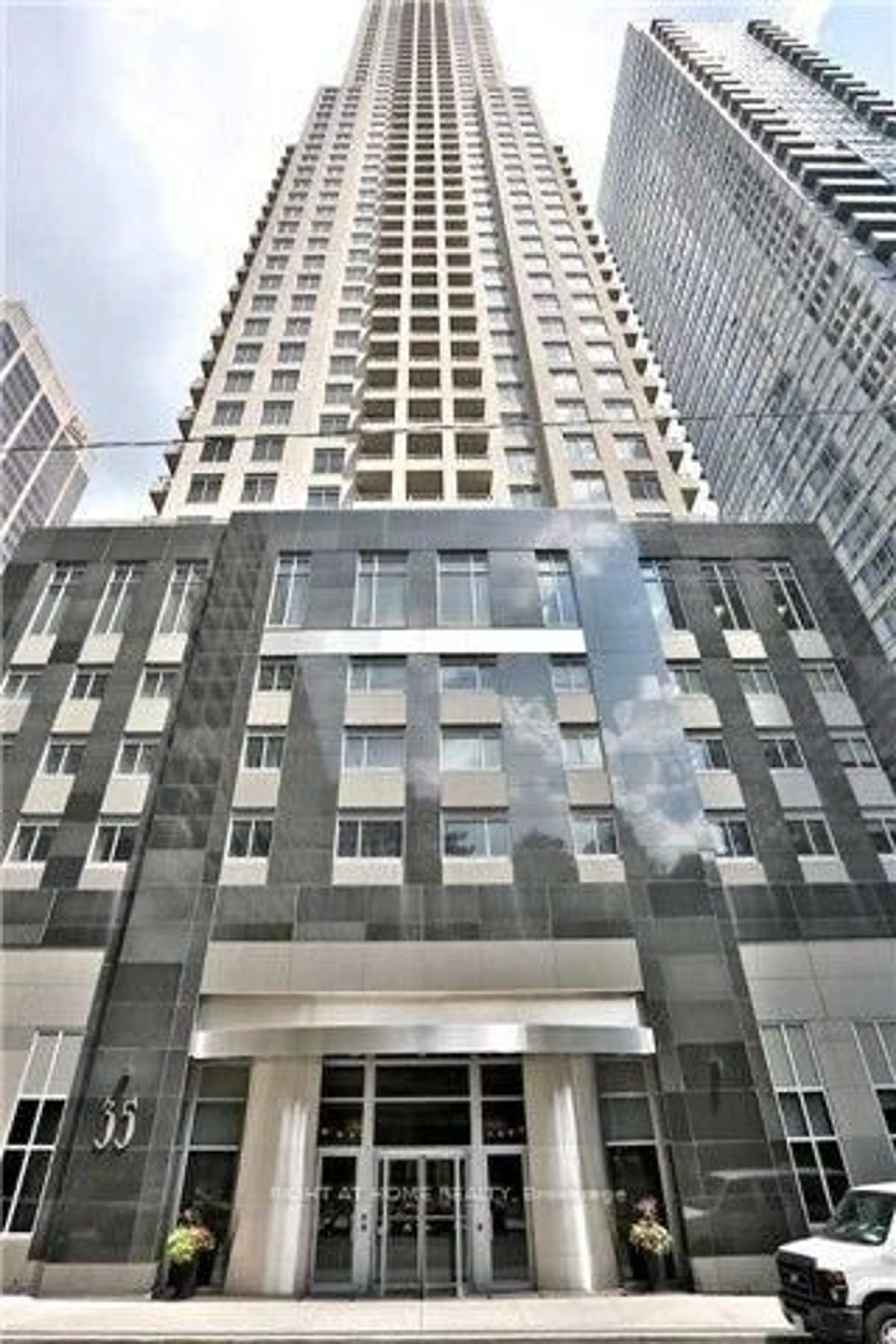 Indoor foyer for 35 Balmuto St #2805, Toronto Ontario M4Y 0A3