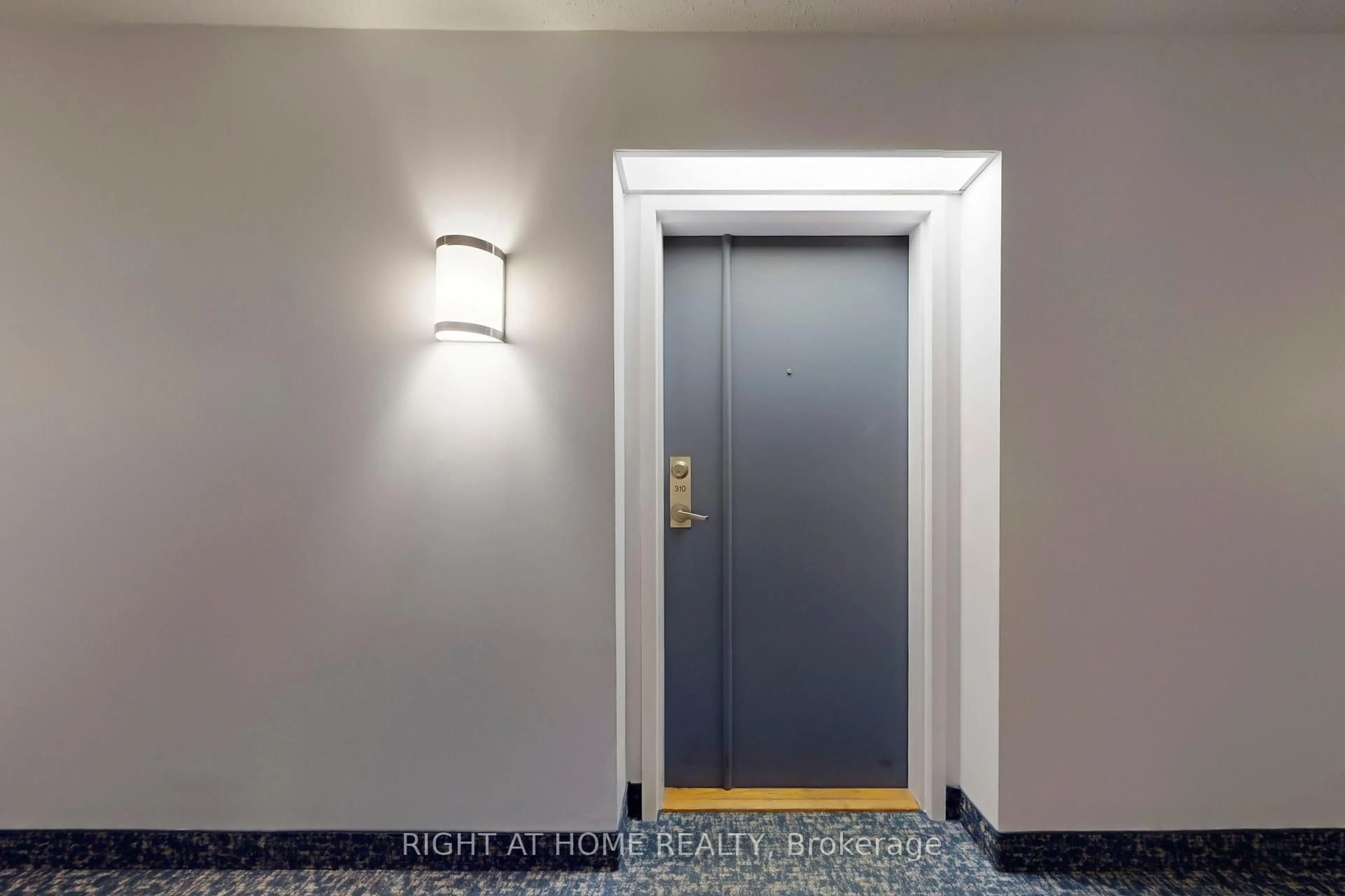 Indoor foyer for 211 Randolph Rd #310, Toronto Ontario M4G 4H1