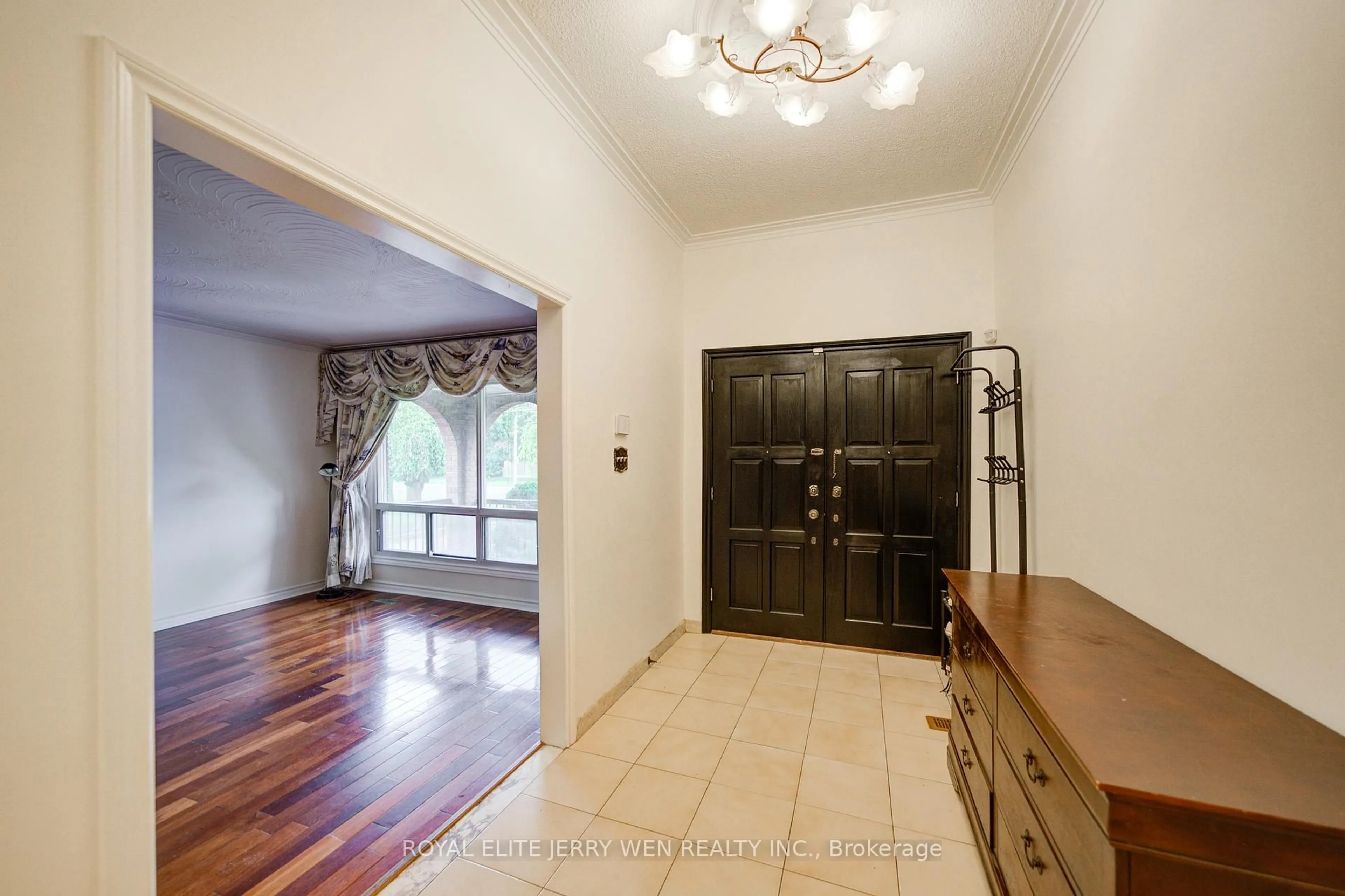 Indoor foyer for 2908 Victoria Park Ave, Toronto Ontario M2J 4B1