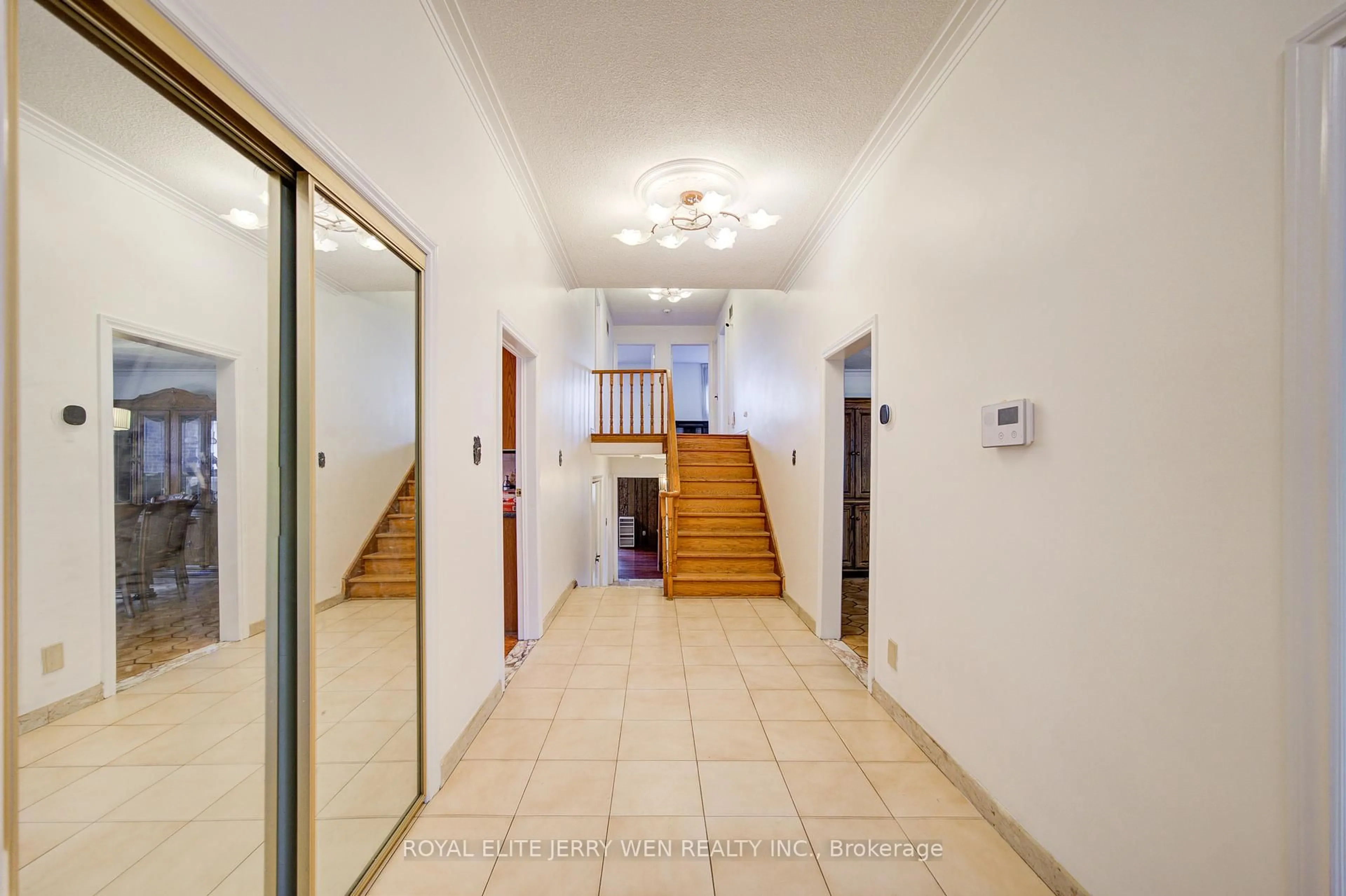 Indoor foyer for 2908 Victoria Park Ave, Toronto Ontario M2J 4B1