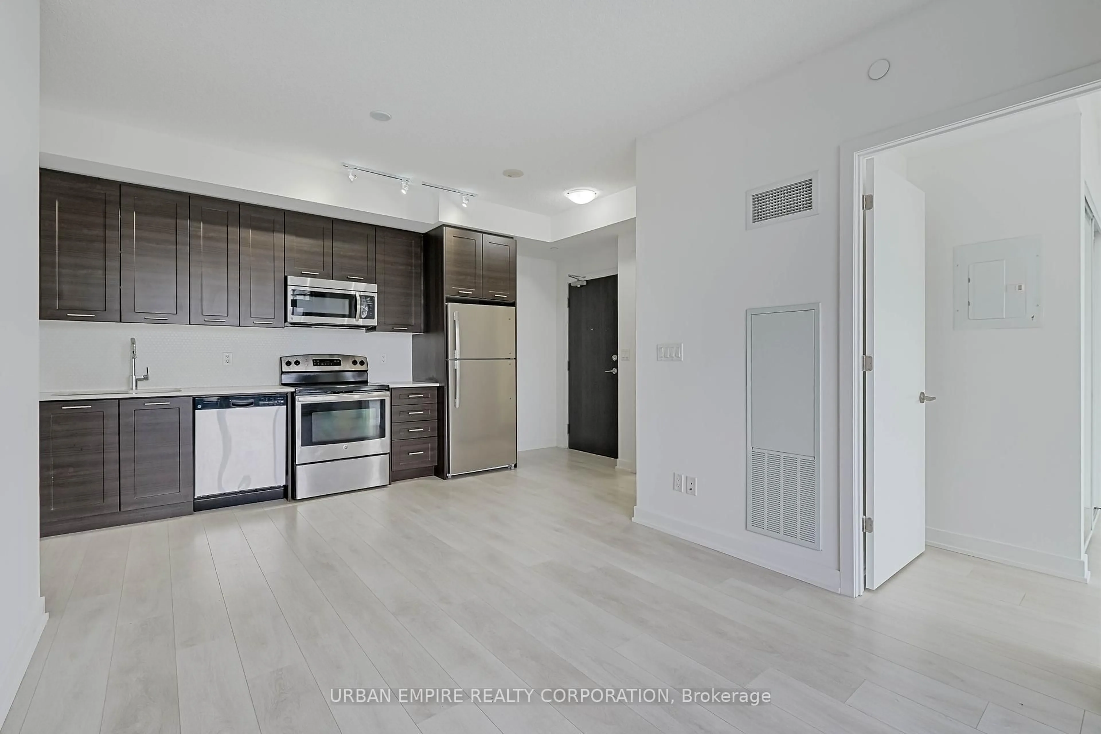 Standard kitchen, unknown for 50 Bruyeres Mews #913, Toronto Ontario M5V 0H8