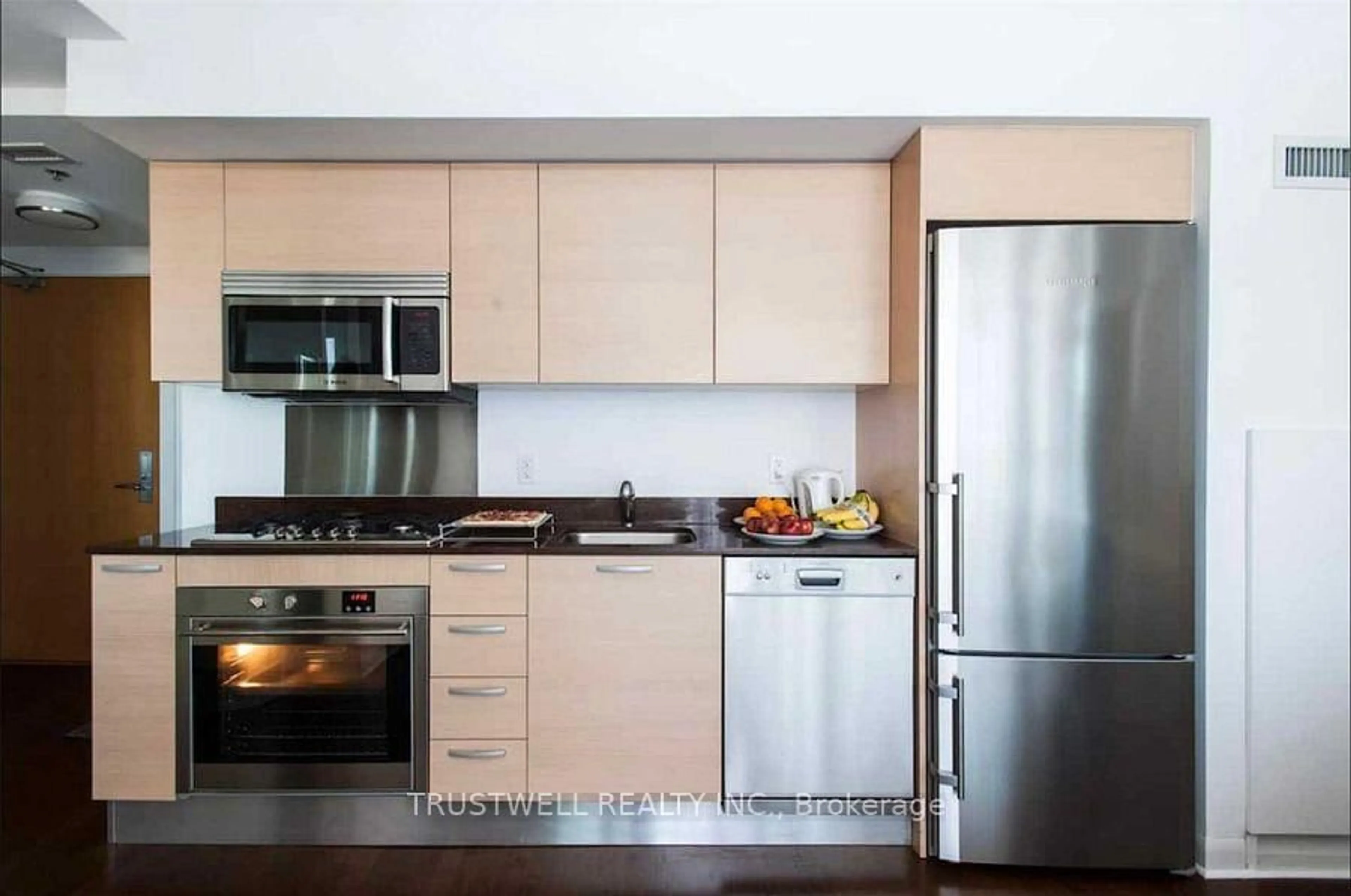 Standard kitchen, wood/laminate floor for 375 King St #2810, Toronto Ontario M5V 1K5