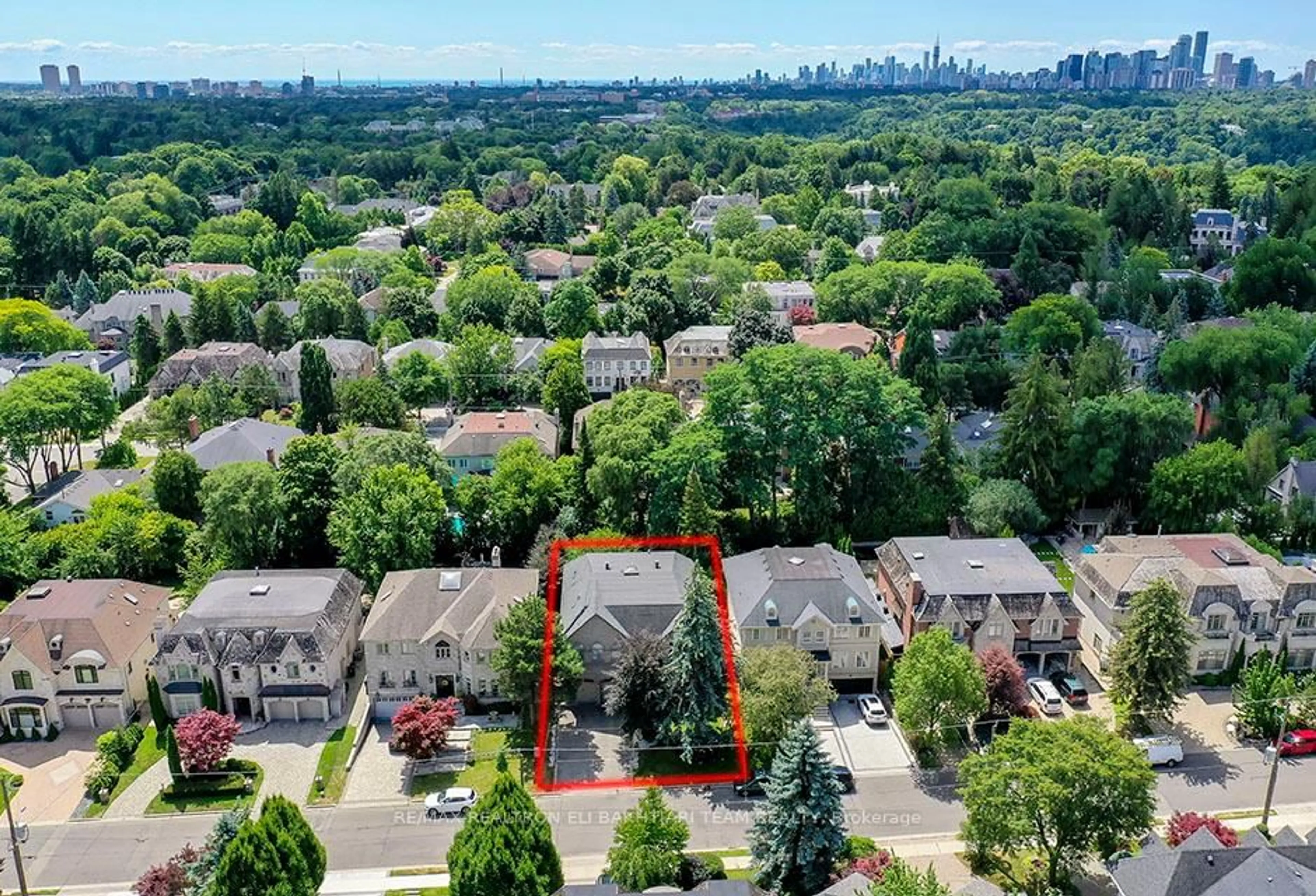 A pic from outside/outdoor area/front of a property/back of a property/a pic from drone, city buildings view from balcony for 53 York Rd, Toronto Ontario M2L 1H7