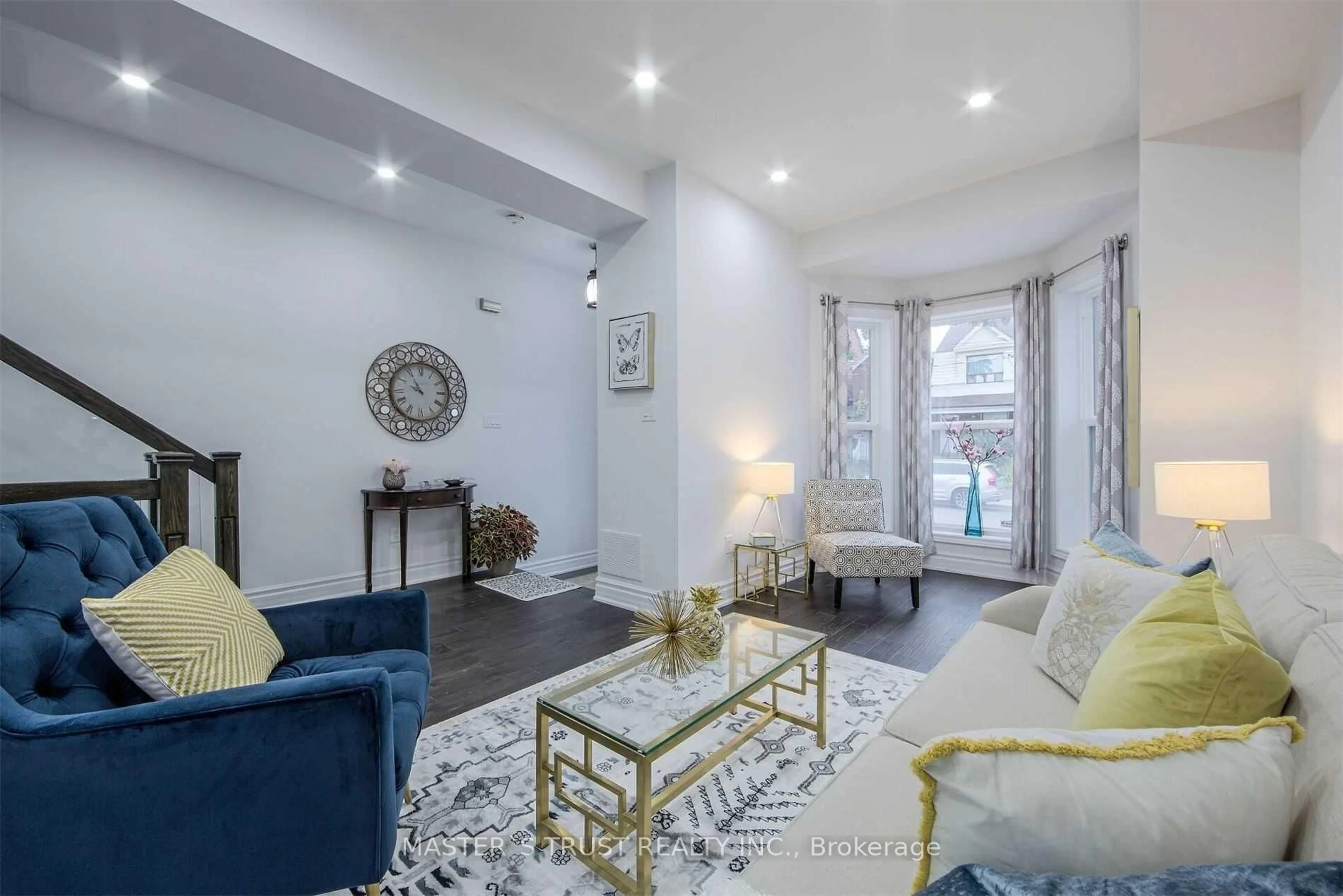 Living room with furniture, unknown for 420 Ossington Ave, Toronto Ontario M6J 3A7