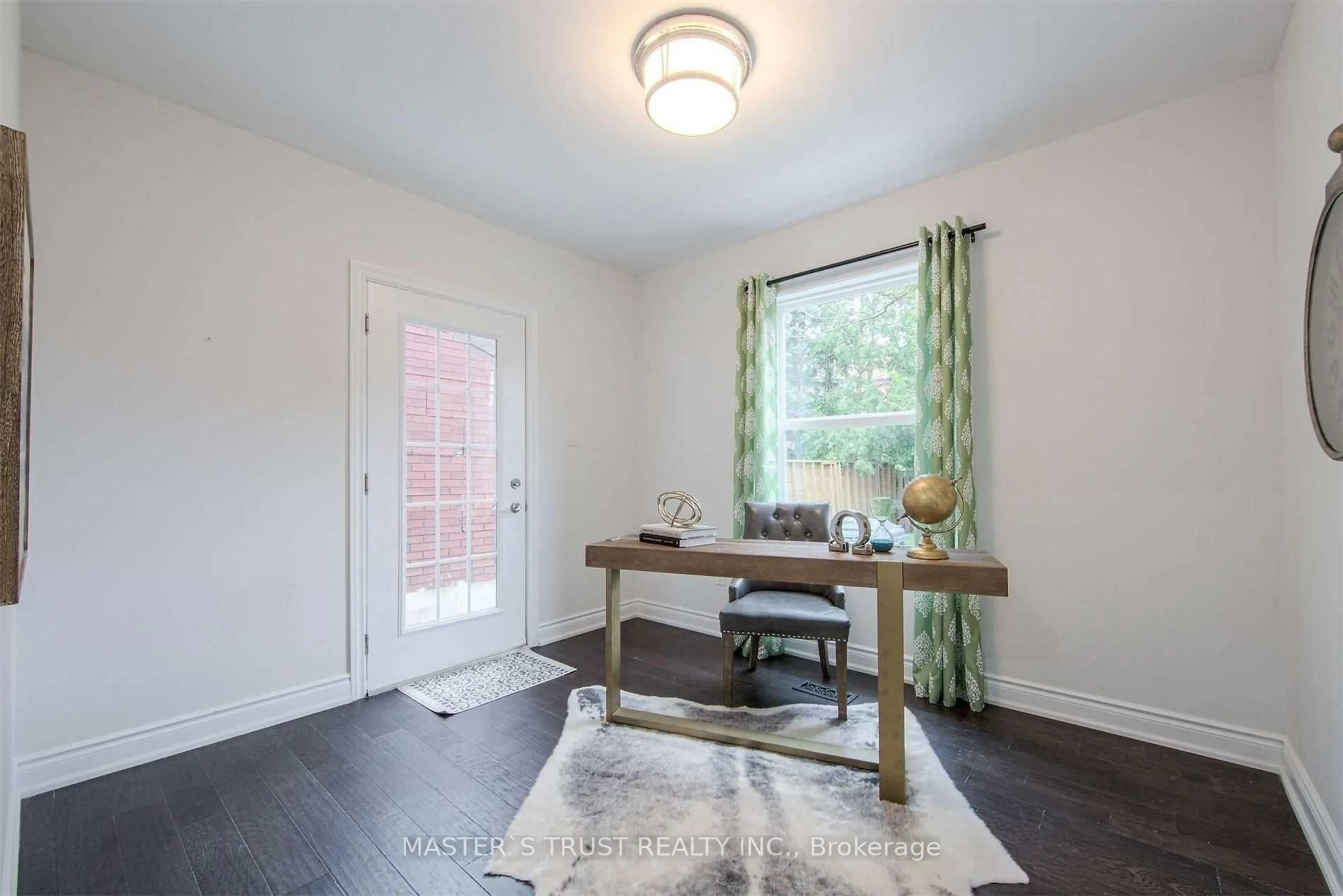 Indoor entryway for 420 Ossington Ave, Toronto Ontario M6J 3A7