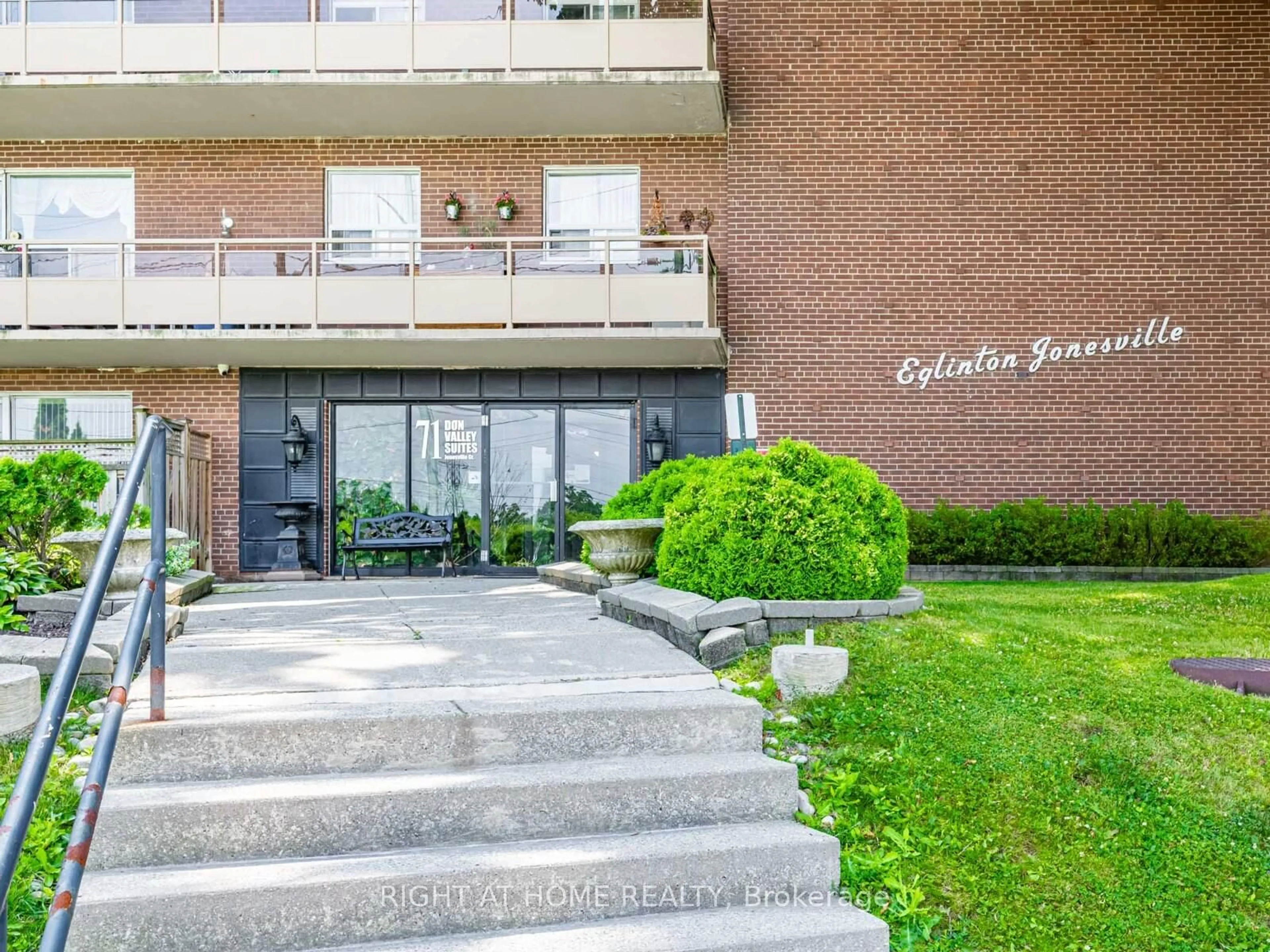 Indoor foyer for 71 Jonesville Cres #104, Toronto Ontario M4A 1H1