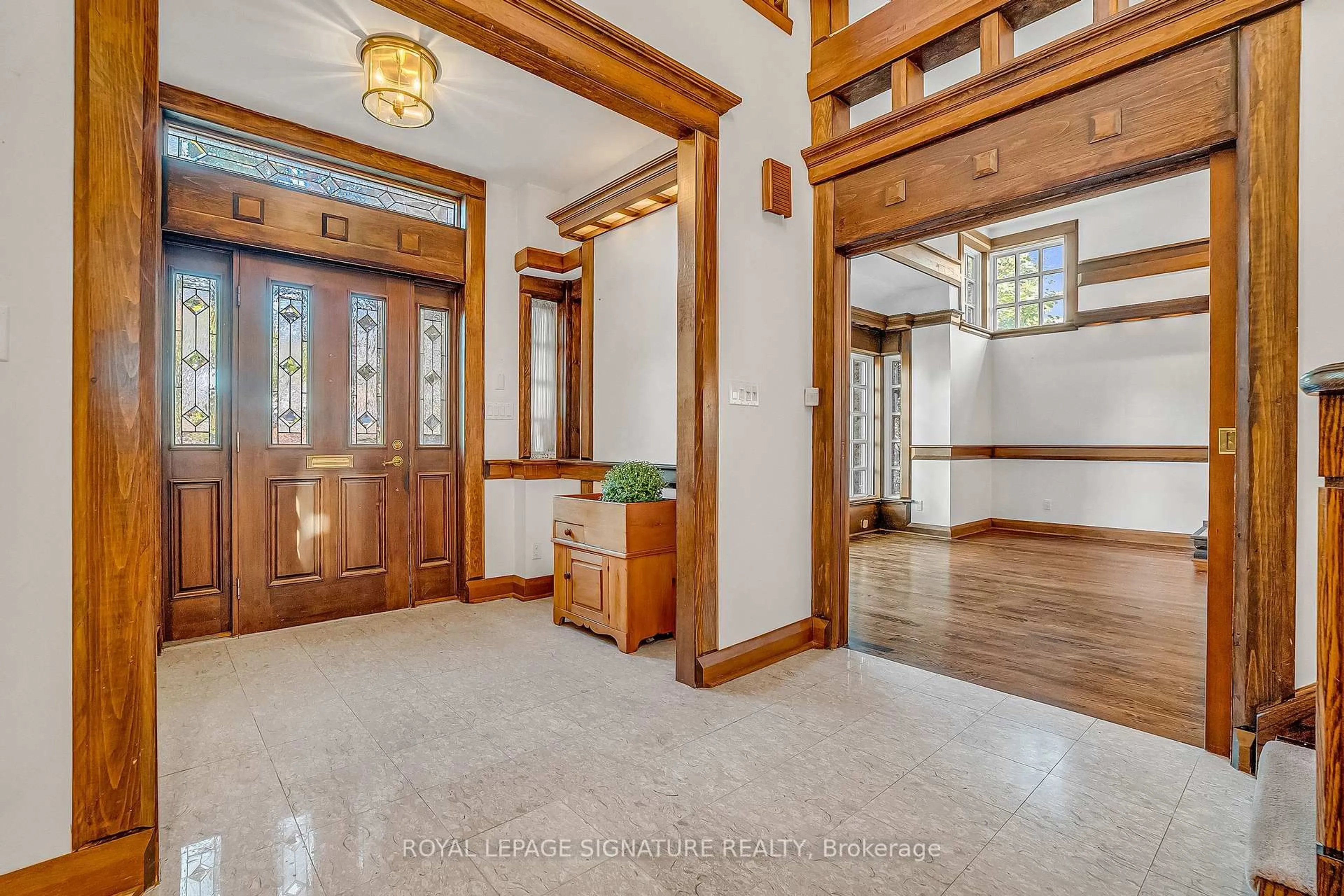 Indoor foyer for 6 Crossburn Dr, Toronto Ontario M3B 2Z2