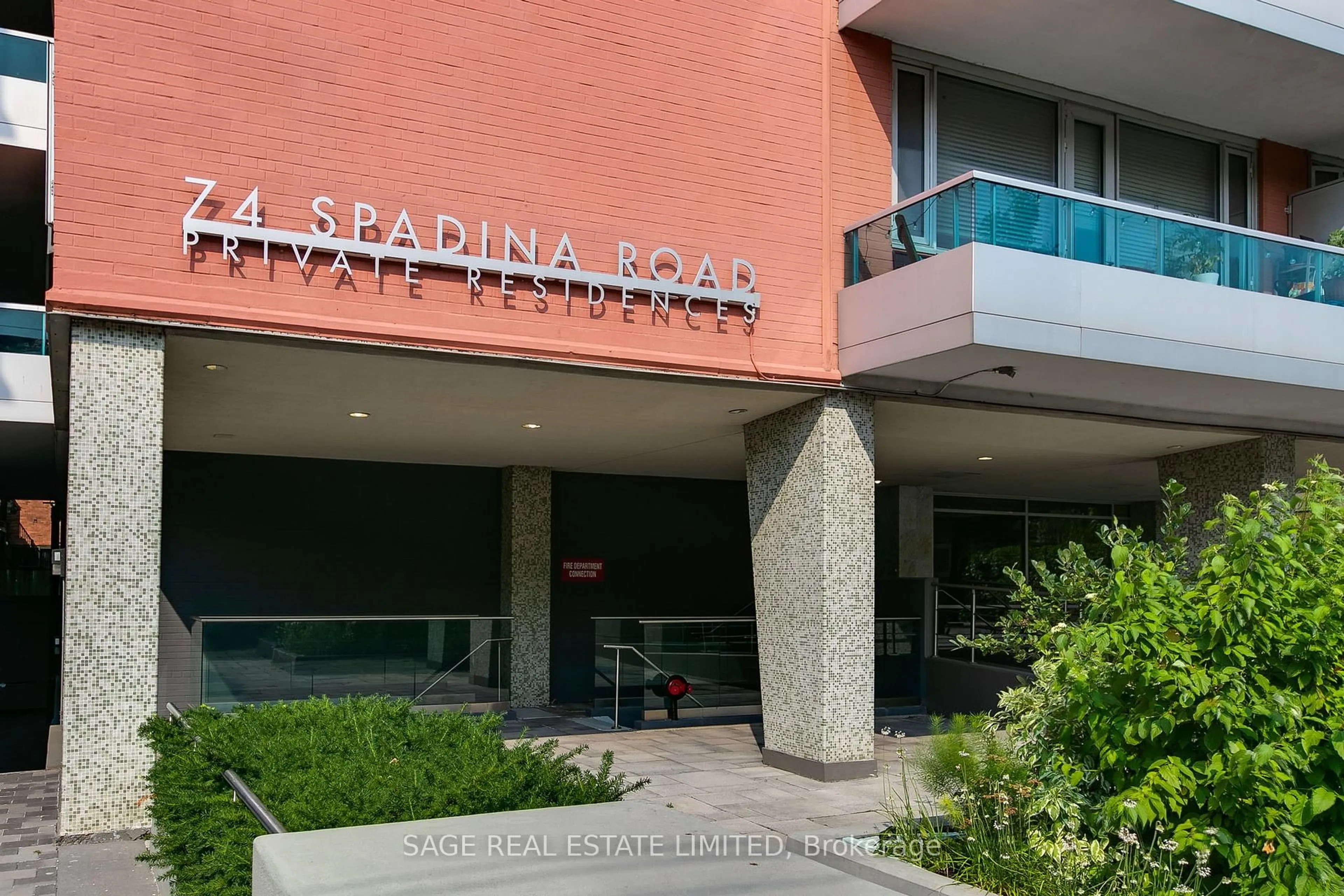 Indoor foyer for 74 Spadina Rd #204, Toronto Ontario M5R 2T5