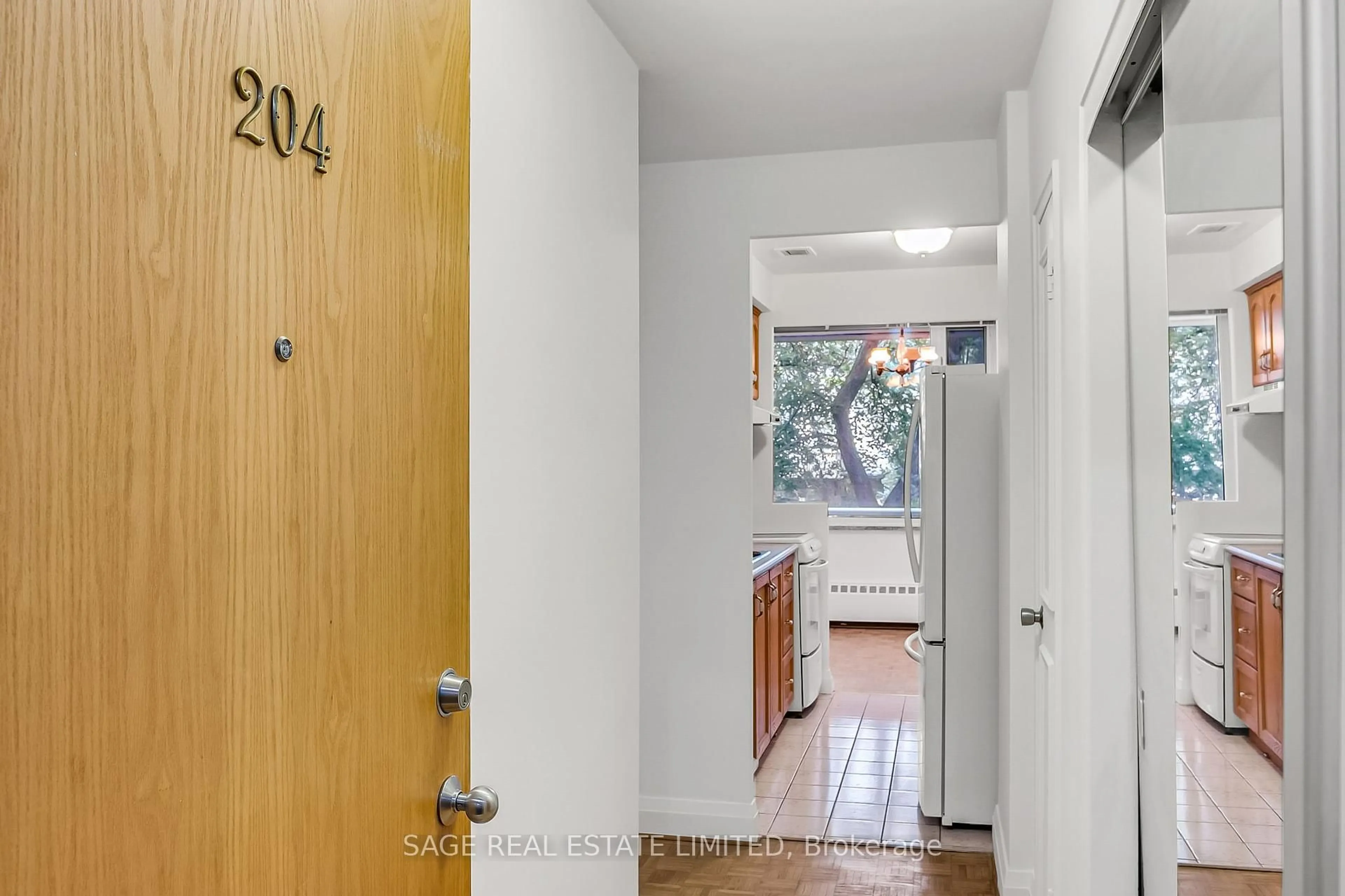 Indoor entryway for 74 Spadina Rd #204, Toronto Ontario M5R 2T5