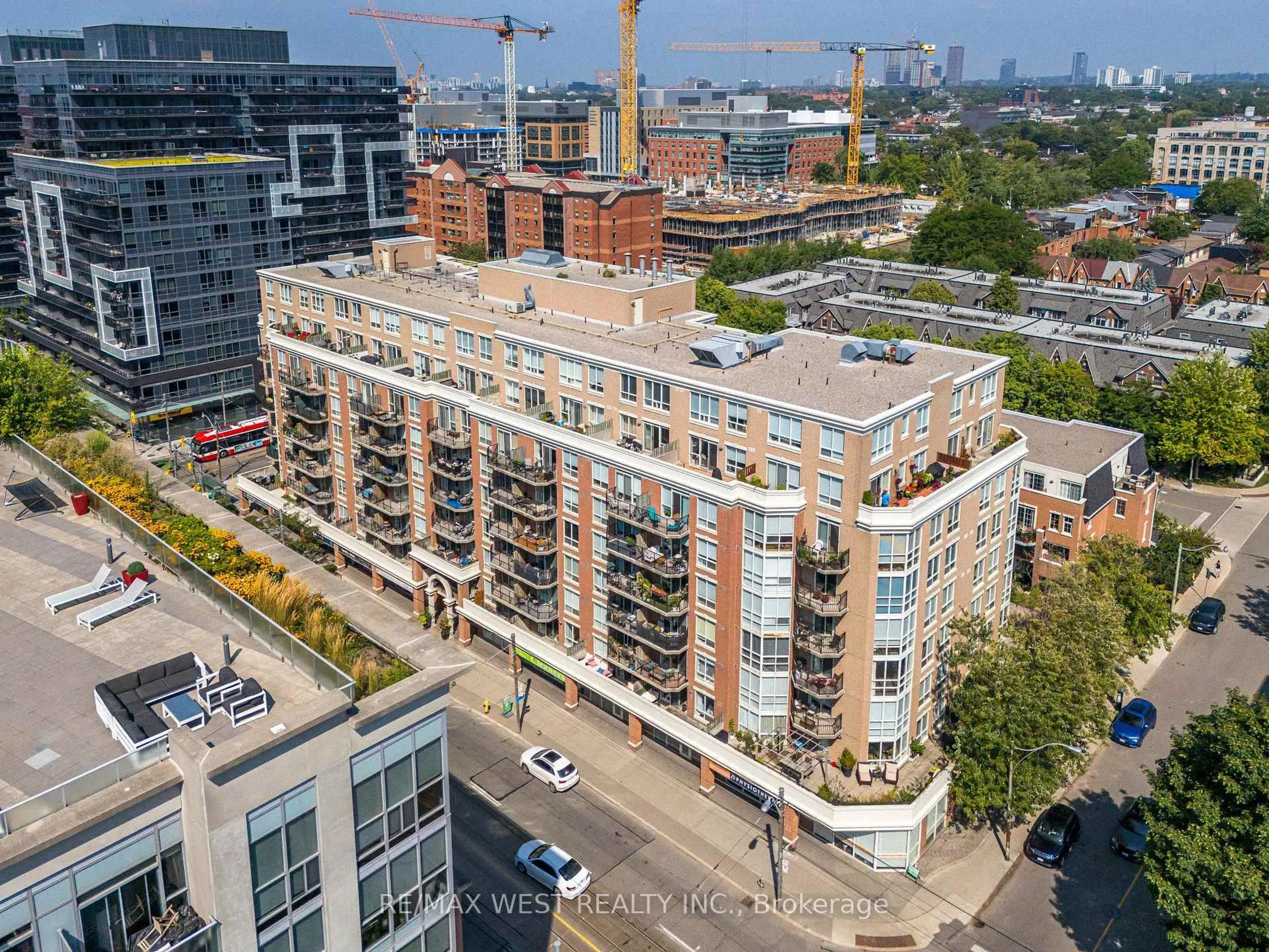 A pic from outside/outdoor area/front of a property/back of a property/a pic from drone, city buildings view from balcony for 1000 King St #209, Toronto Ontario M6K 3N1