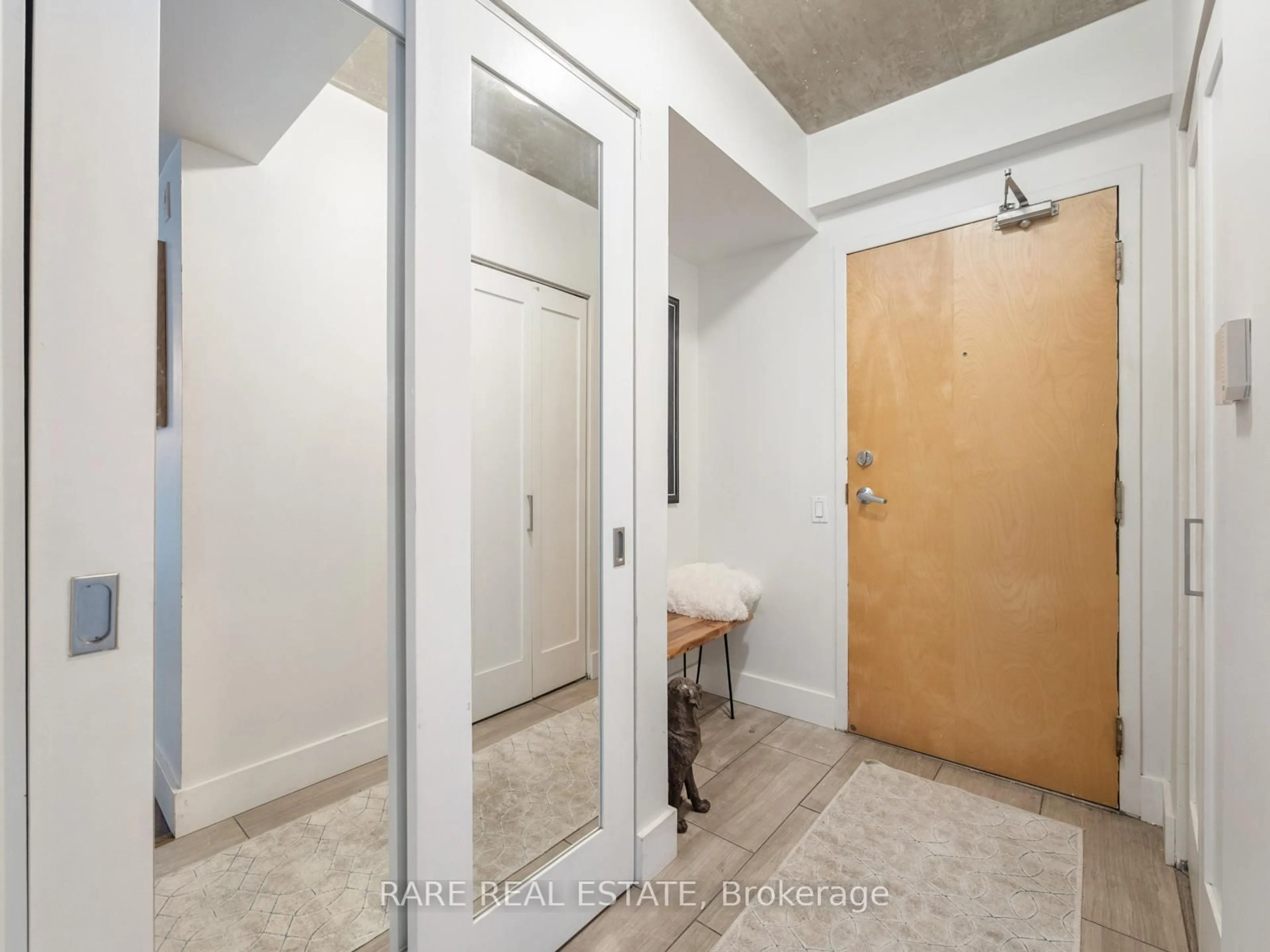 Indoor entryway for 77 Lombard St #202, Toronto Ontario M5C 3E1