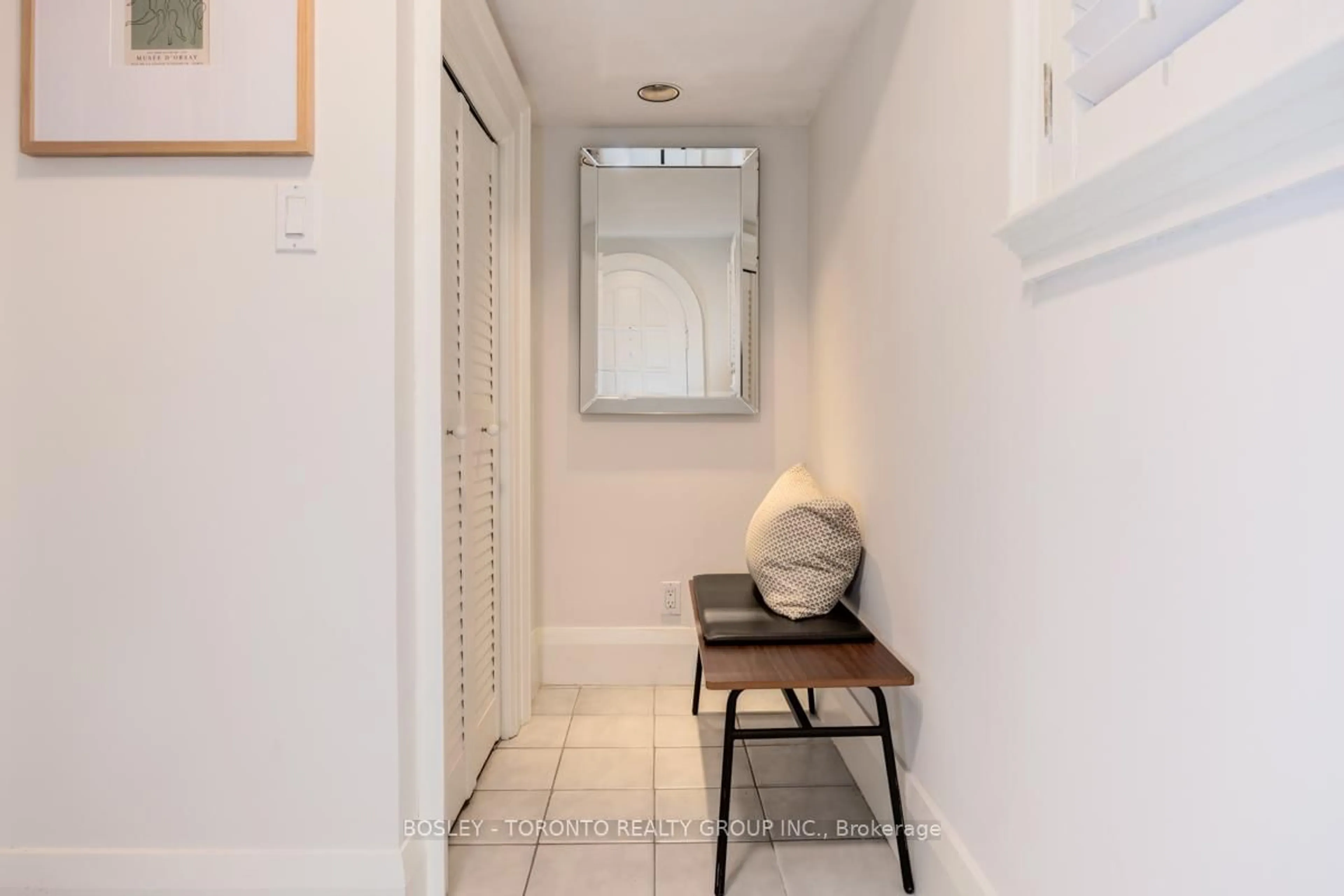 Indoor entryway for 147 Rosedale Heights Dr, Toronto Ontario M4T 1C7