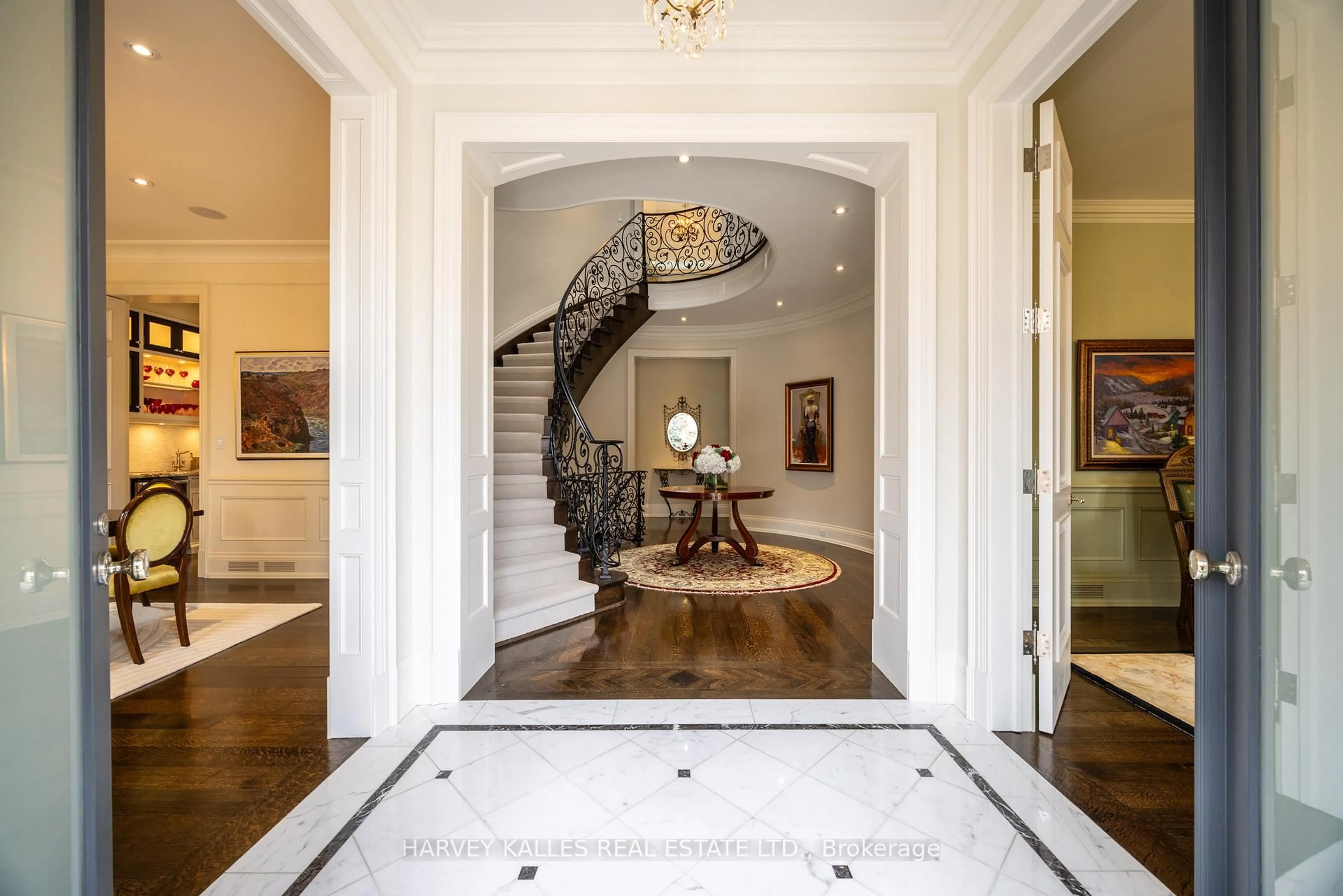 Indoor foyer for 50 Lawrence Cres, Toronto Ontario M4N 1N2