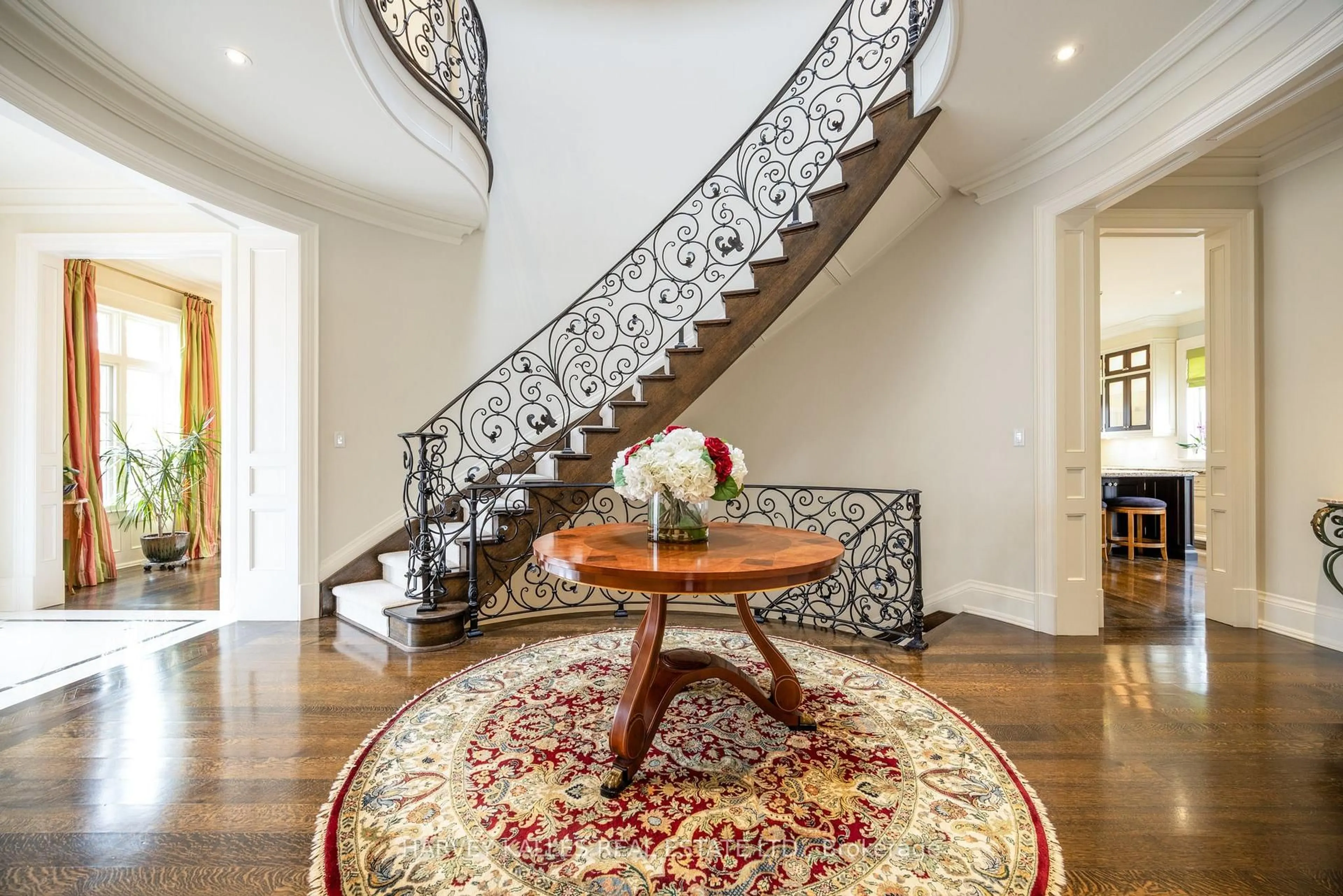 Indoor foyer for 50 Lawrence Cres, Toronto Ontario M4N 1N2