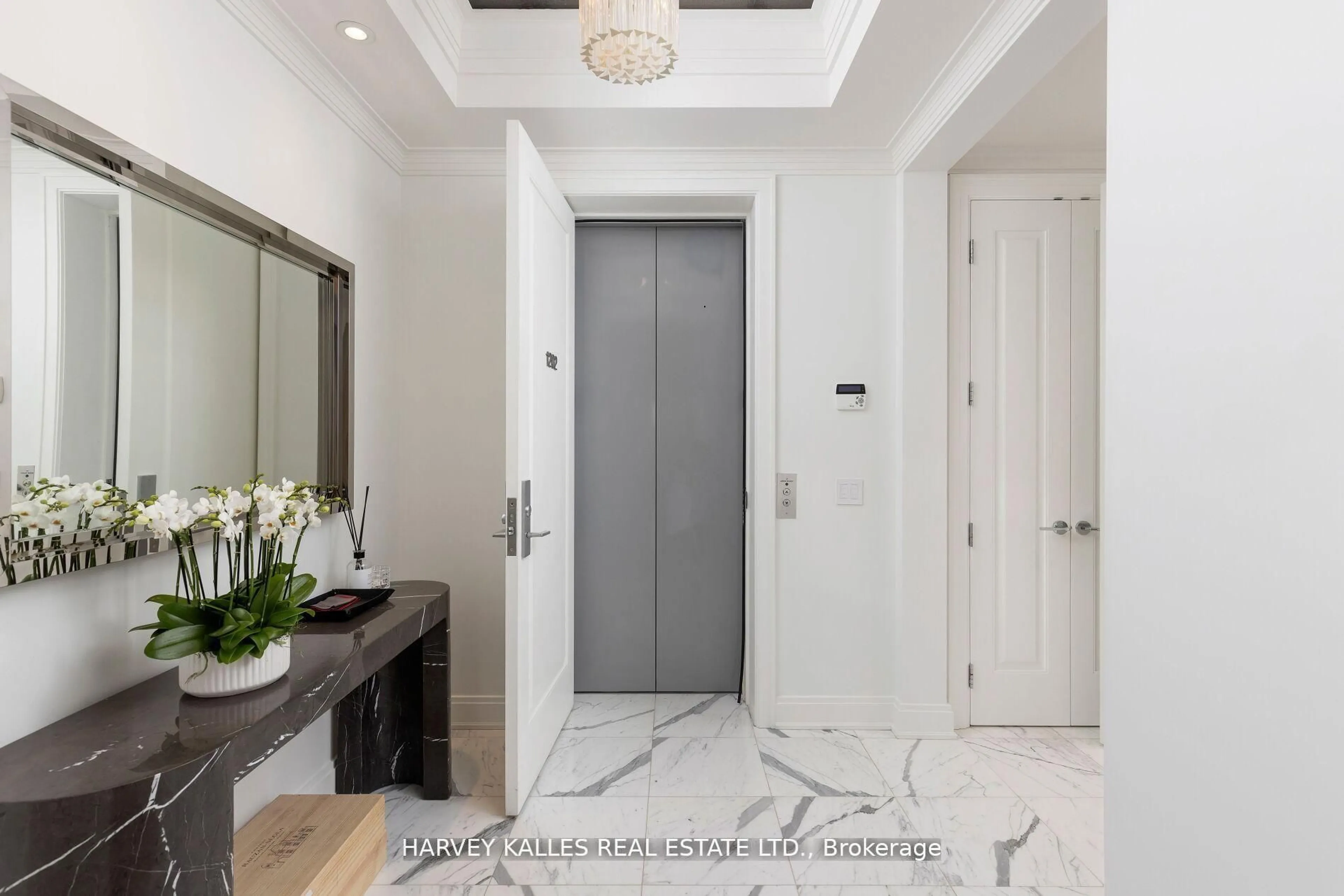 Indoor entryway for 206 Bloor St #1202, Toronto Ontario M5S 1T8