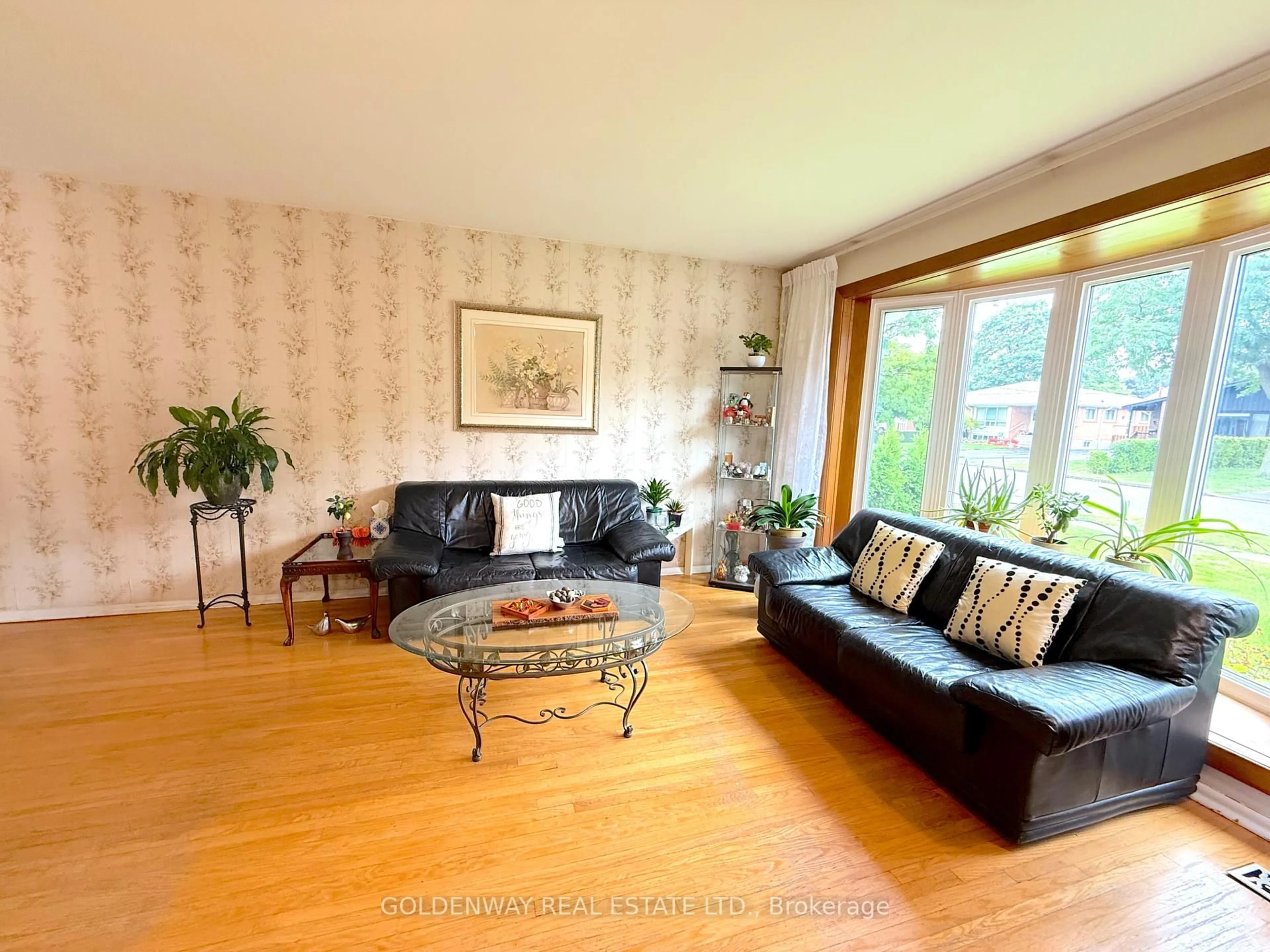 Living room with furniture, wood/laminate floor for 68 Fortrose Cres, Toronto Ontario M3A 2H1