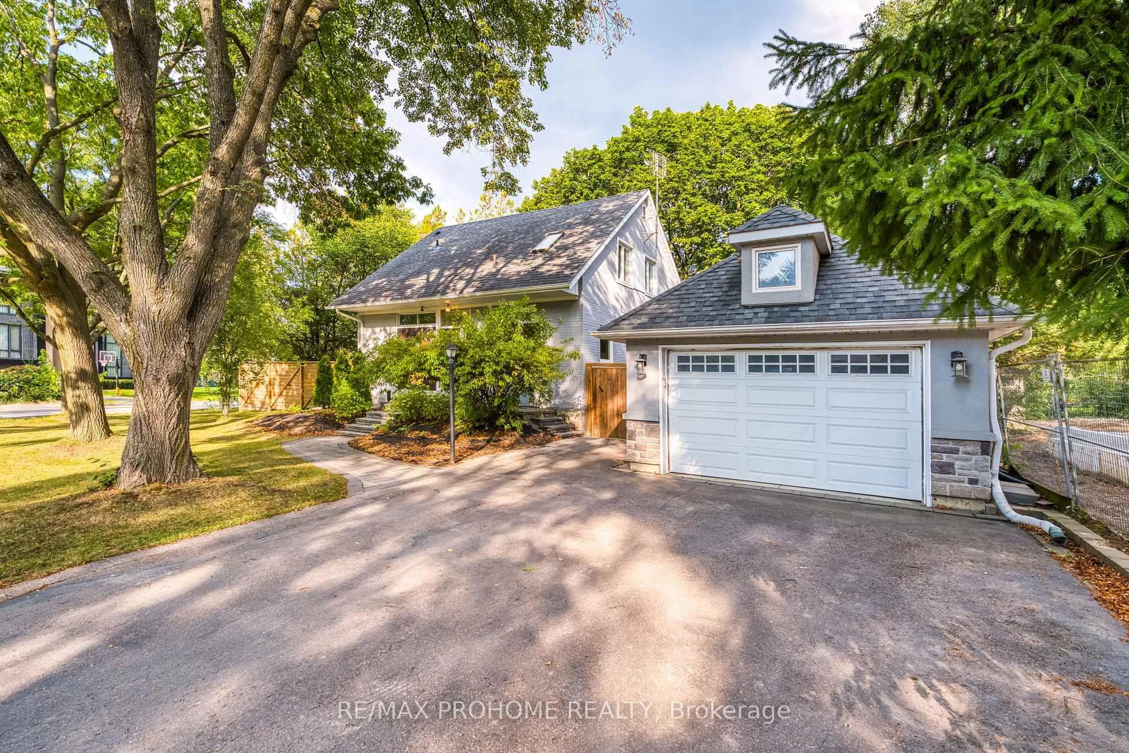 A pic from outside/outdoor area/front of a property/back of a property/a pic from drone, street for 39 Addison Cres, Toronto Ontario M3B 1K7