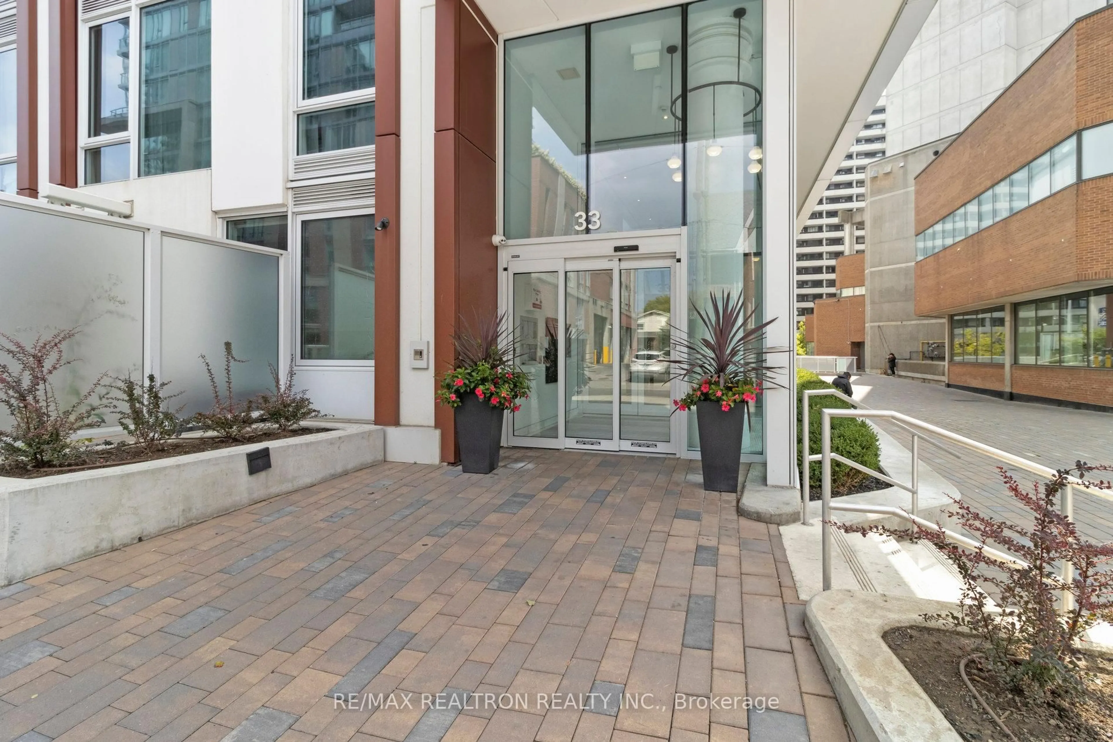 Unknown for 33 Helendale Ave #2207, Toronto Ontario M4S 3H7