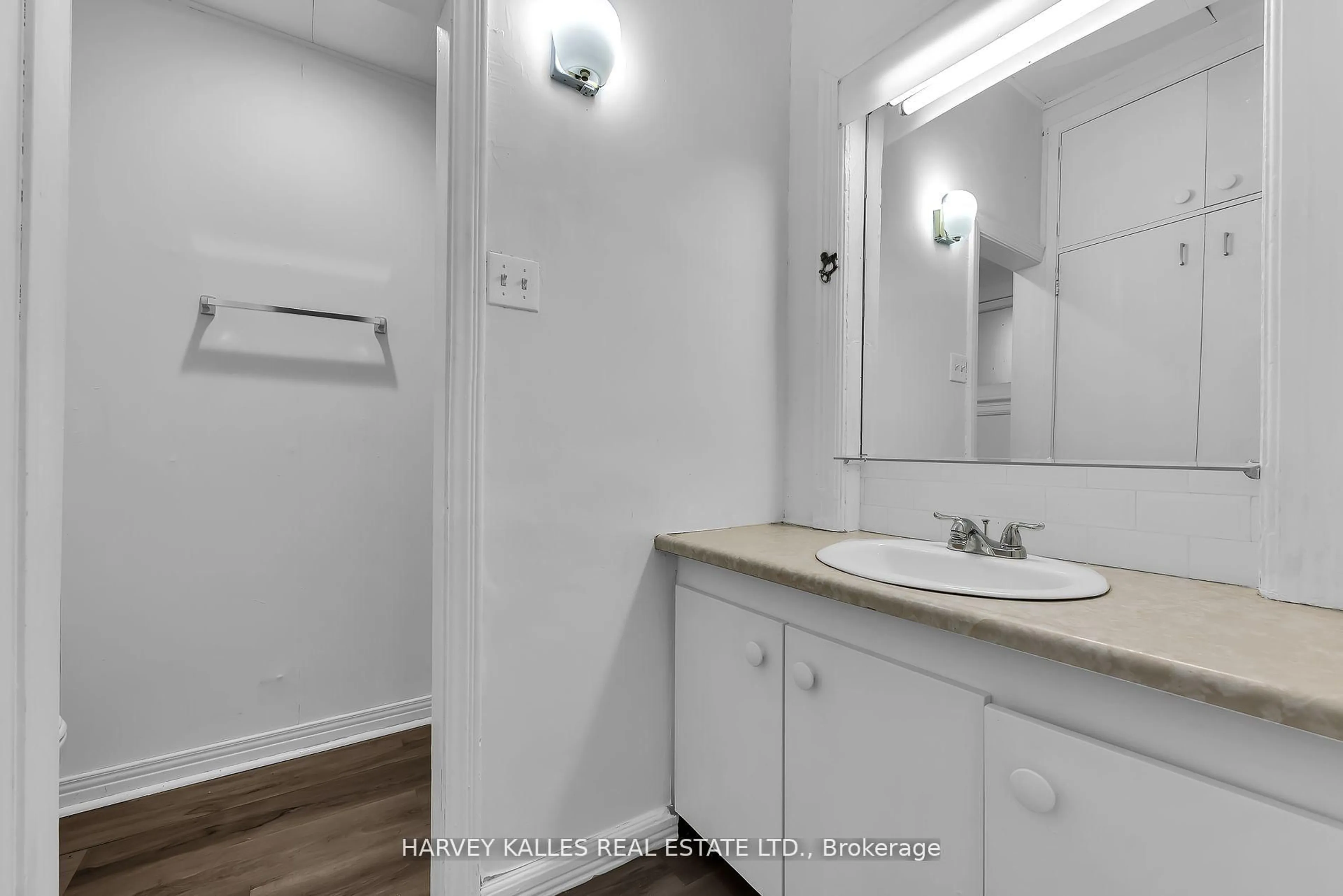 Standard bathroom, unknown for 205 Wychwood Ave, Toronto Ontario M6C 2T5