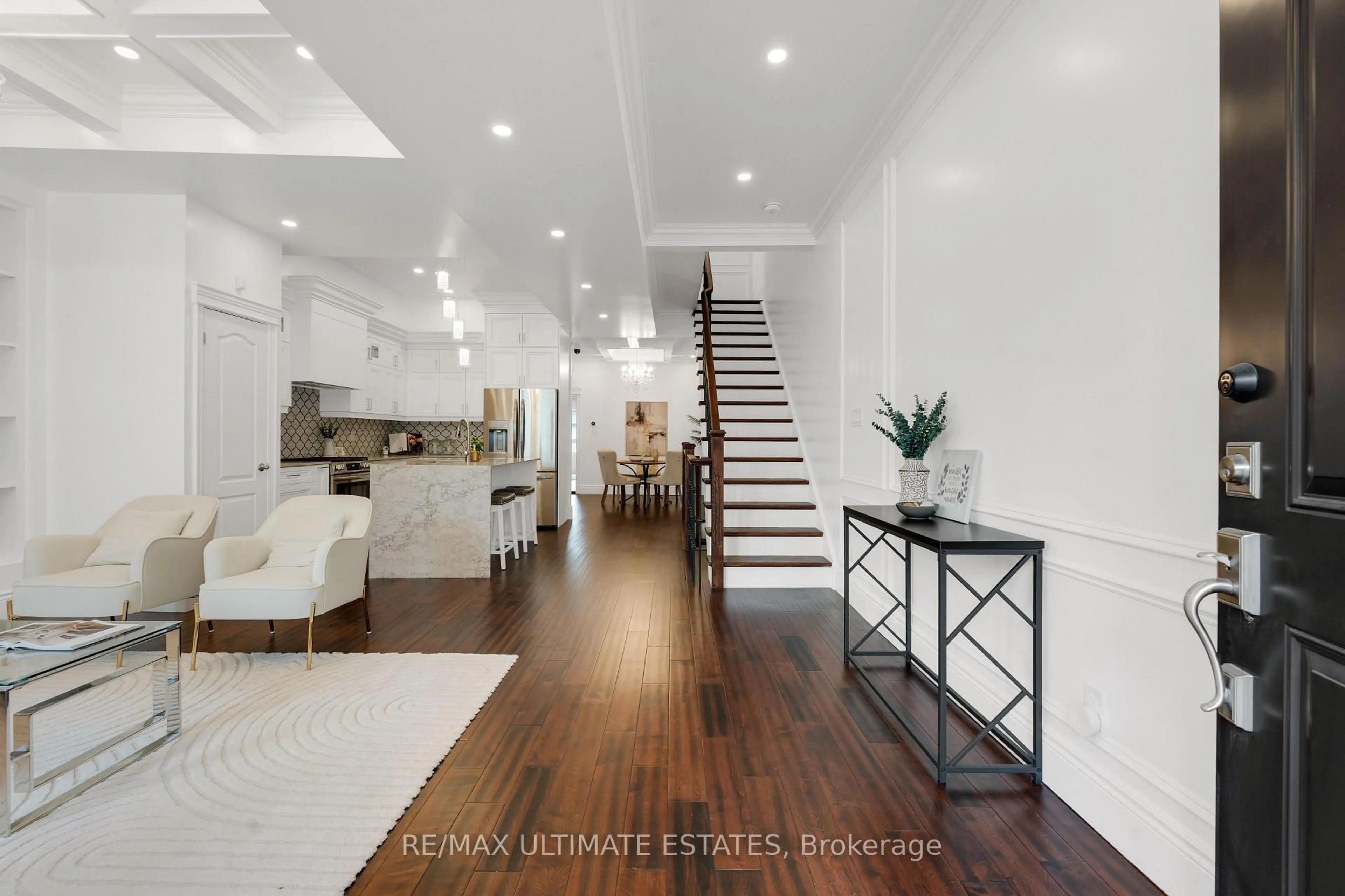 Indoor entryway for 290 Bathurst St, Toronto Ontario M5T 2S3