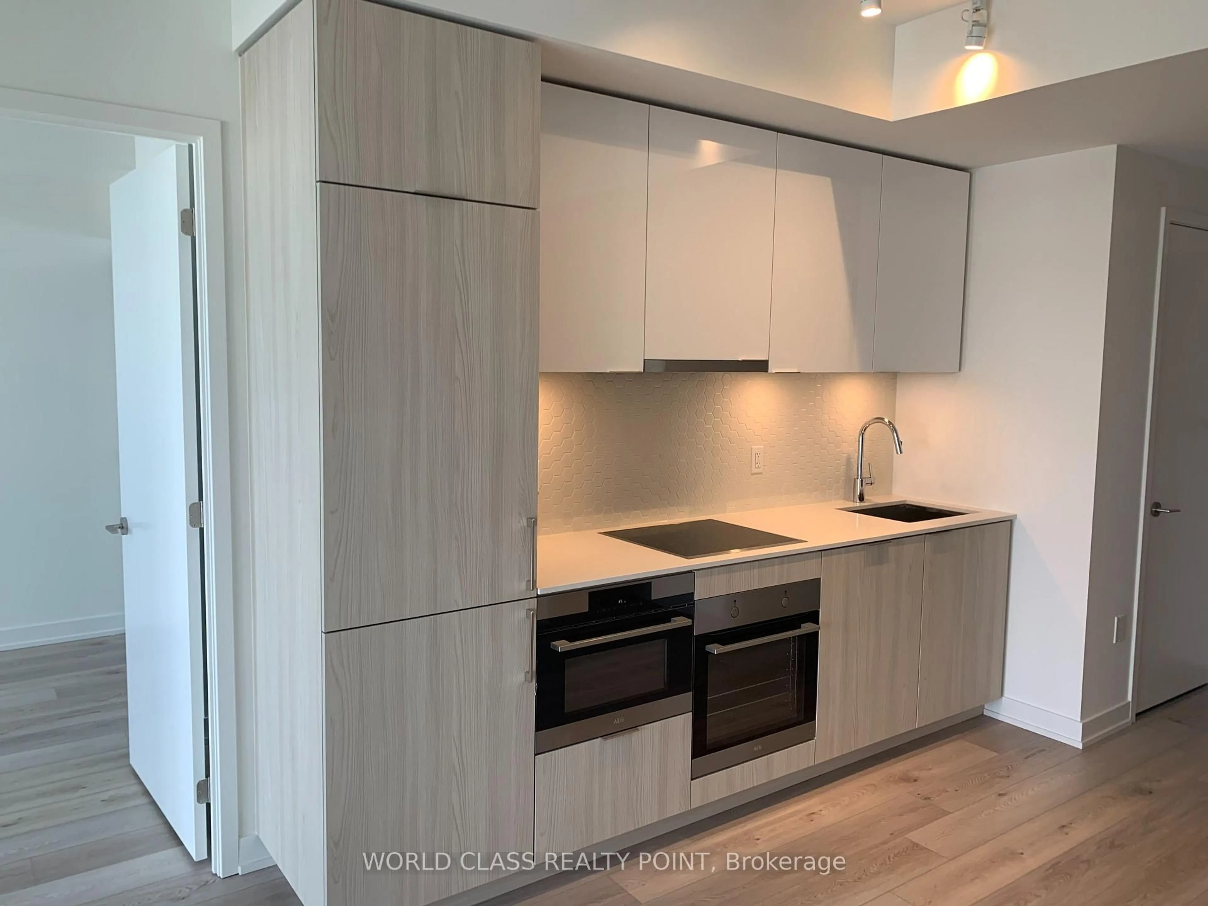 Standard kitchen, wood/laminate floor for 15 Queens Quay #1801, Toronto Ontario M5E 0C5