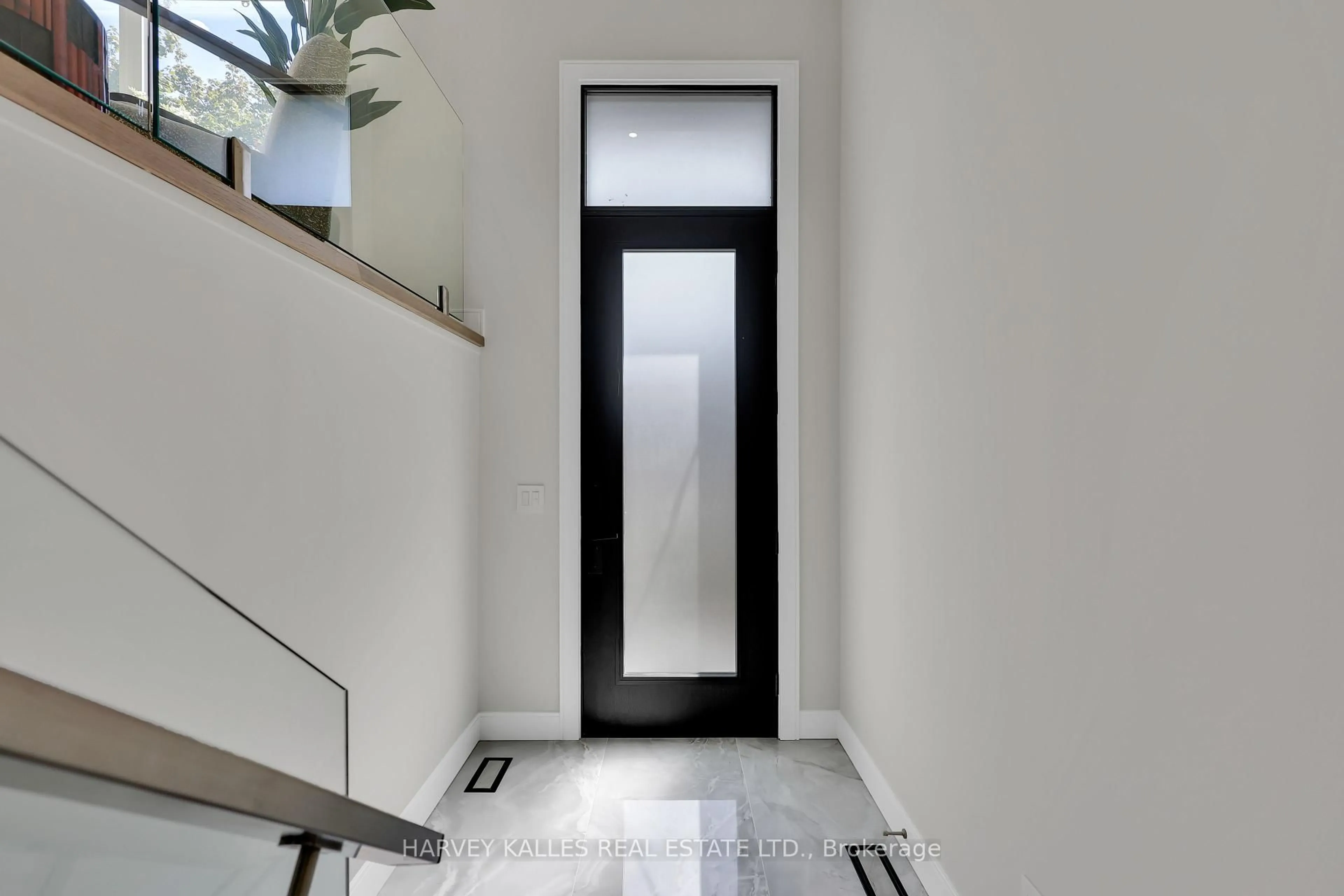Indoor entryway for 194 Sheldrake Blvd, Toronto Ontario M4P 2B5