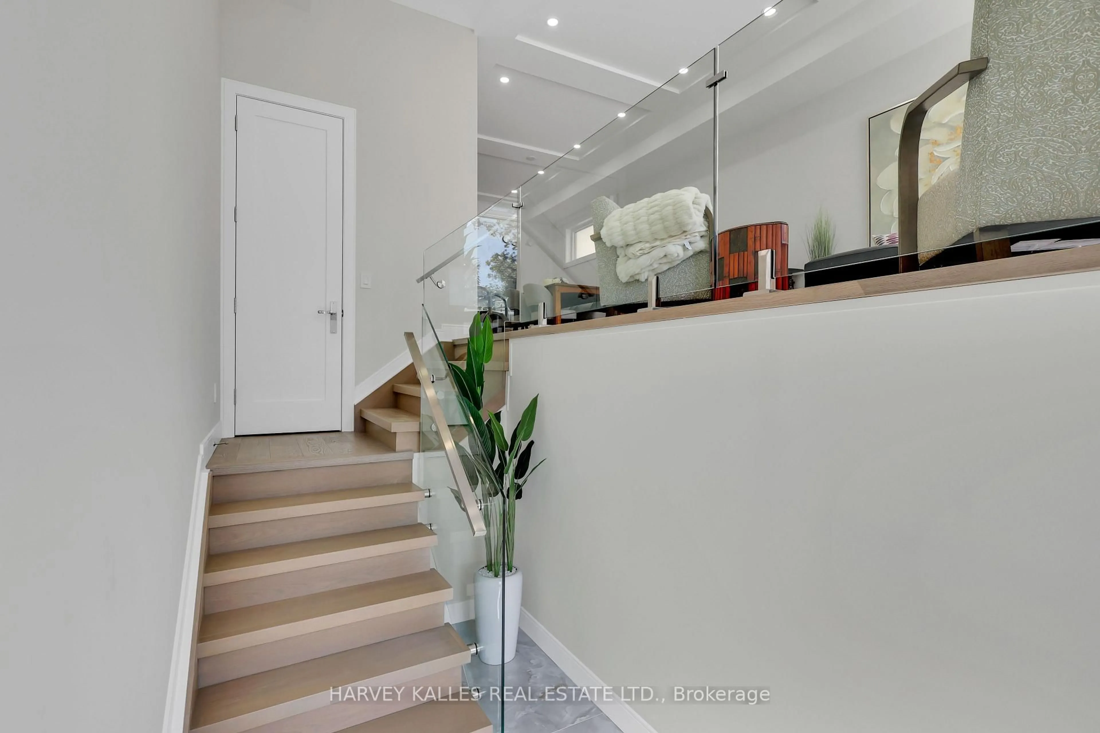 Indoor foyer for 194 Sheldrake Blvd, Toronto Ontario M4P 2B5