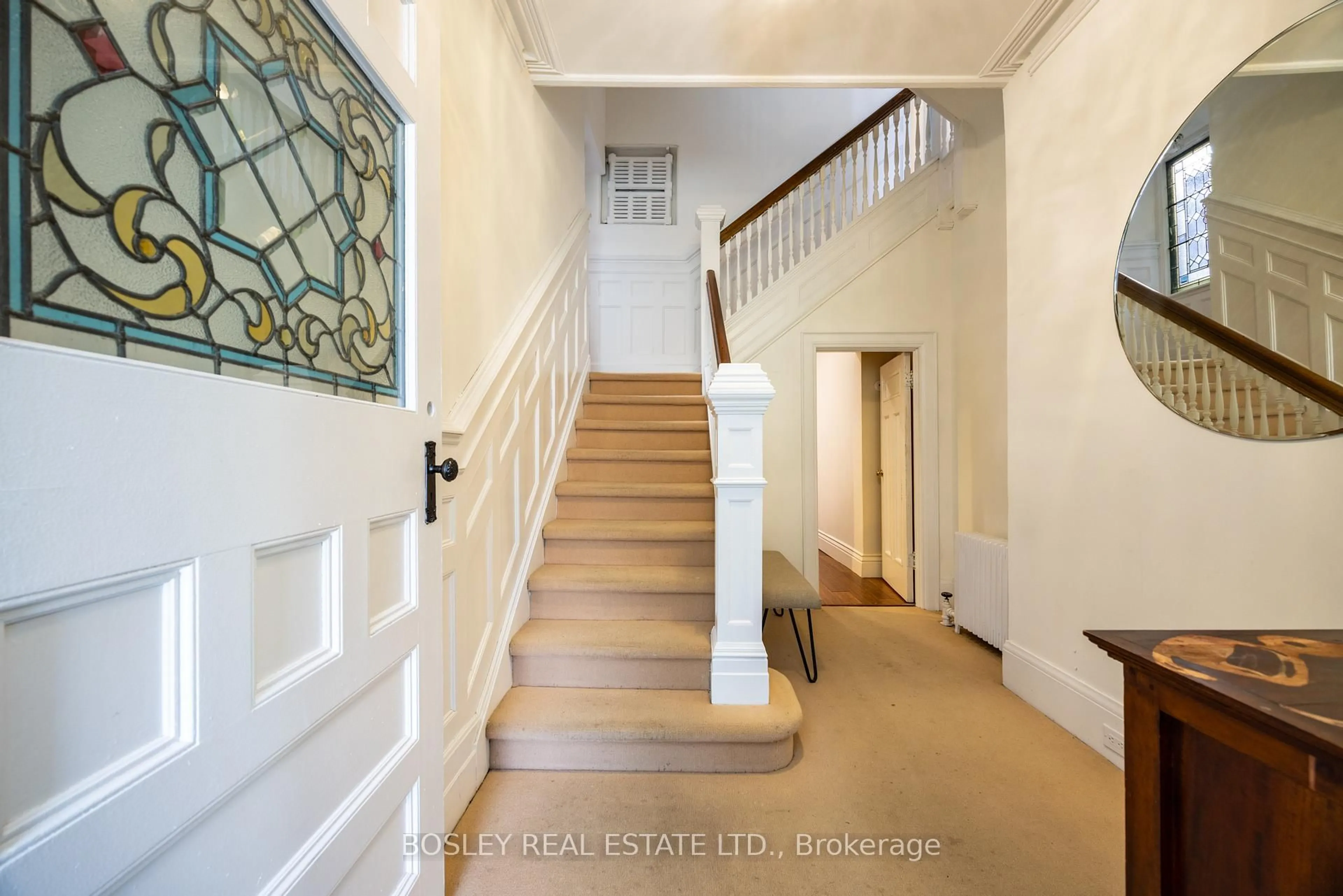 Indoor foyer for 135 Madison Ave, Toronto Ontario M5R 2S3