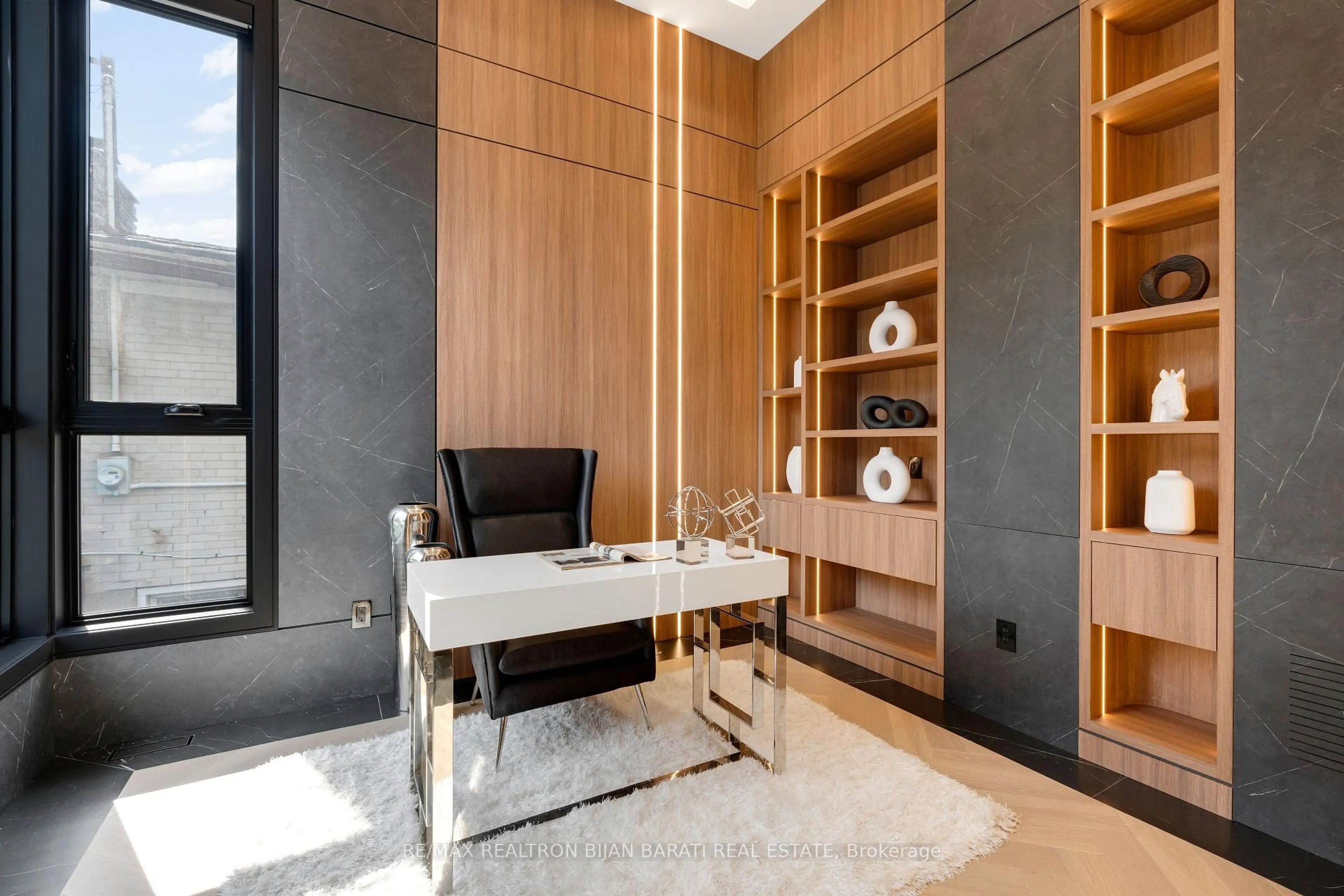 Indoor foyer for 126 Santa Barbara Rd, Toronto Ontario M2N 2C5