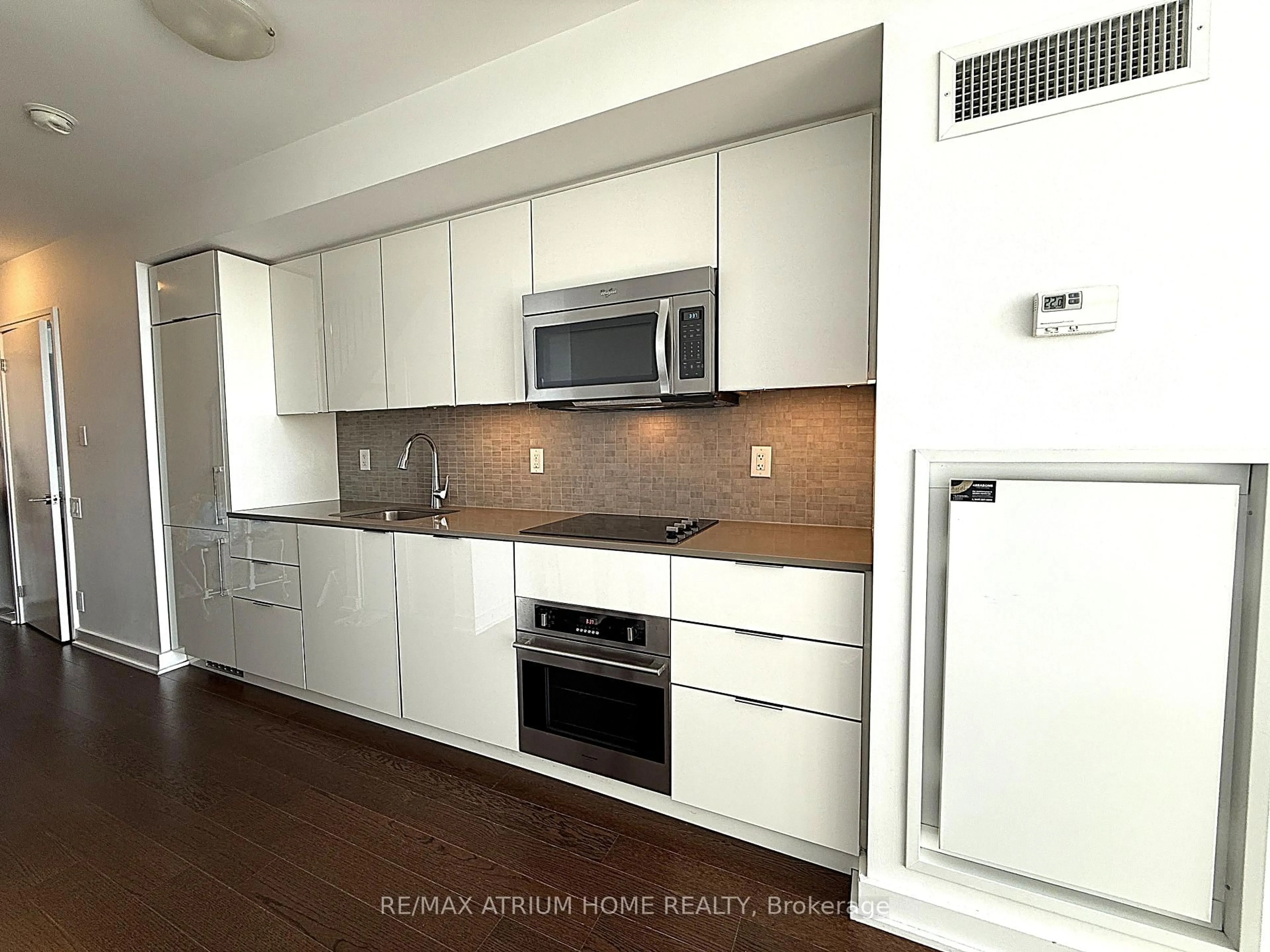 Standard kitchen, unknown for 5 Hanna Ave #547, Toronto Ontario M6K 0B3