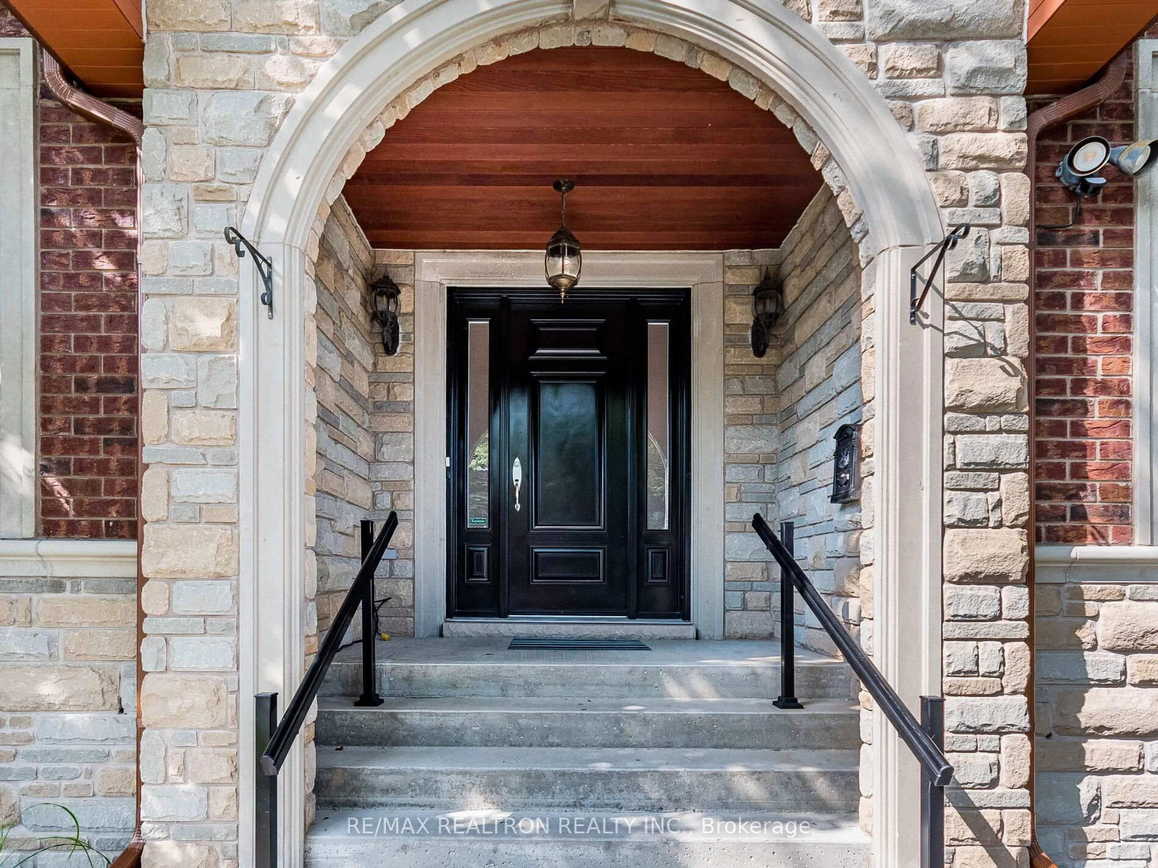 Indoor entryway for 154 Glen Park Ave, Toronto Ontario M6B 2C7