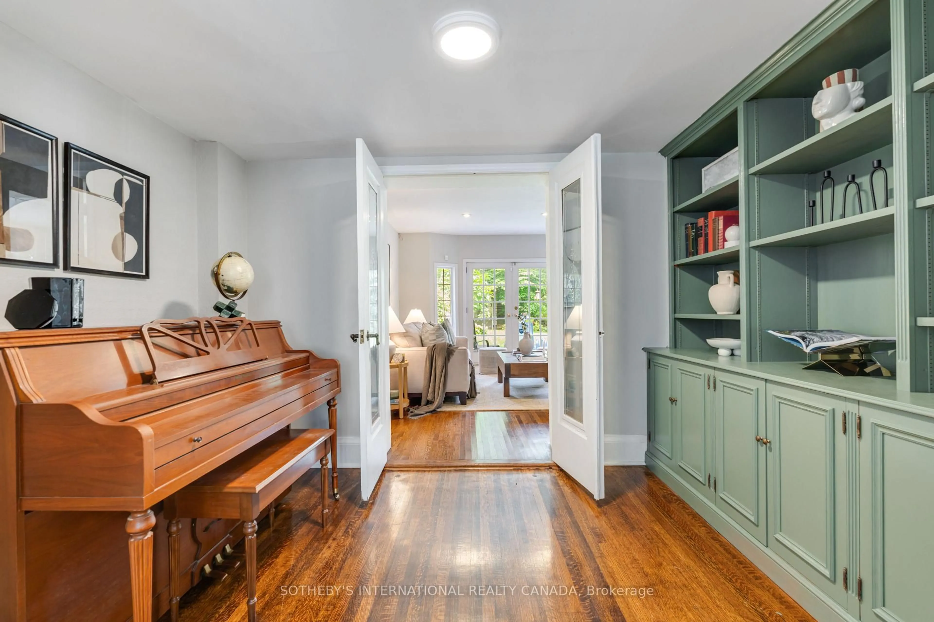 Indoor entryway for 7 Tarlton Rd, Toronto Ontario M5P 2M5
